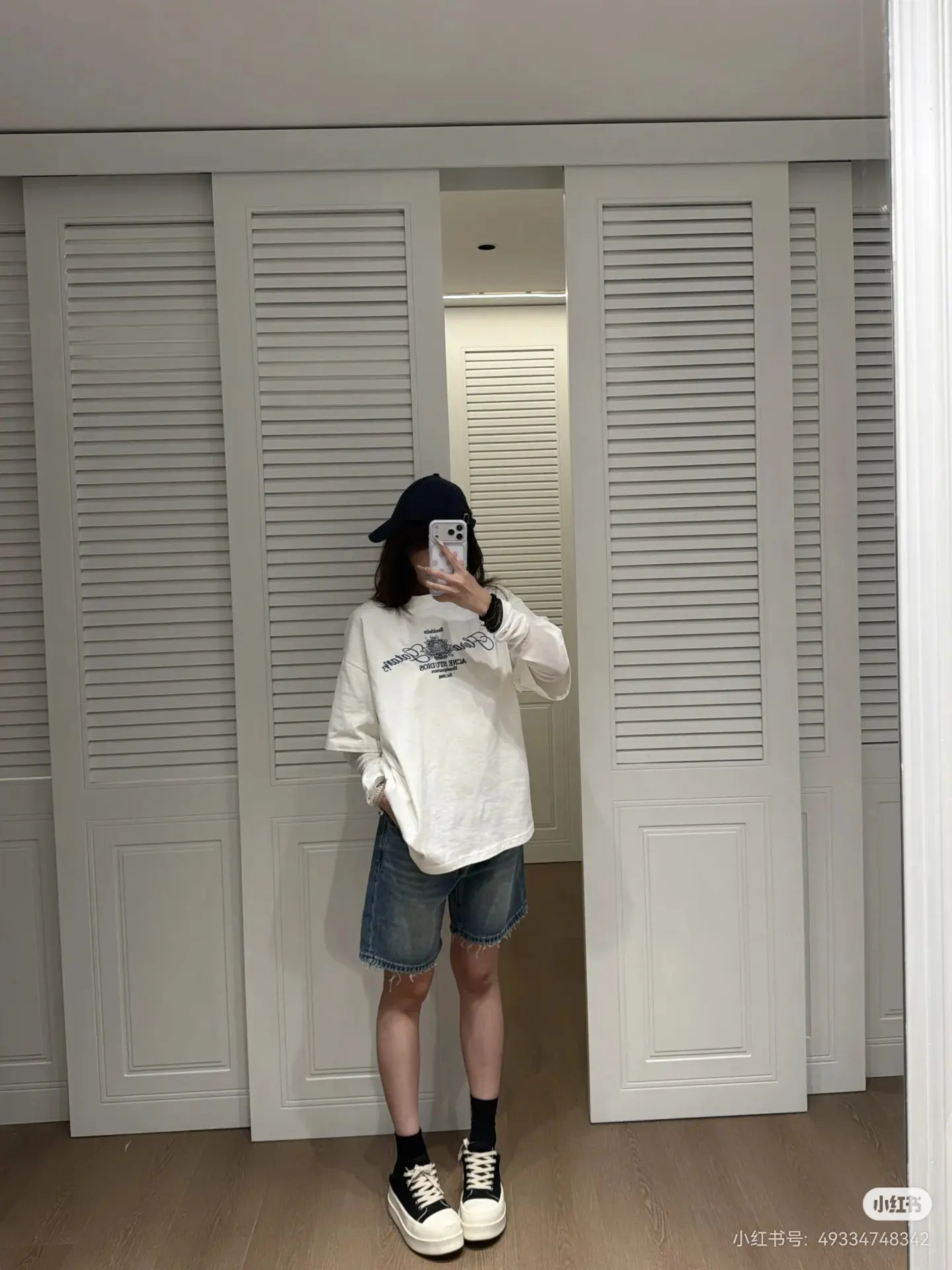 Layered Graphic Long-Sleeve T-Shirt D15522549 — view 7