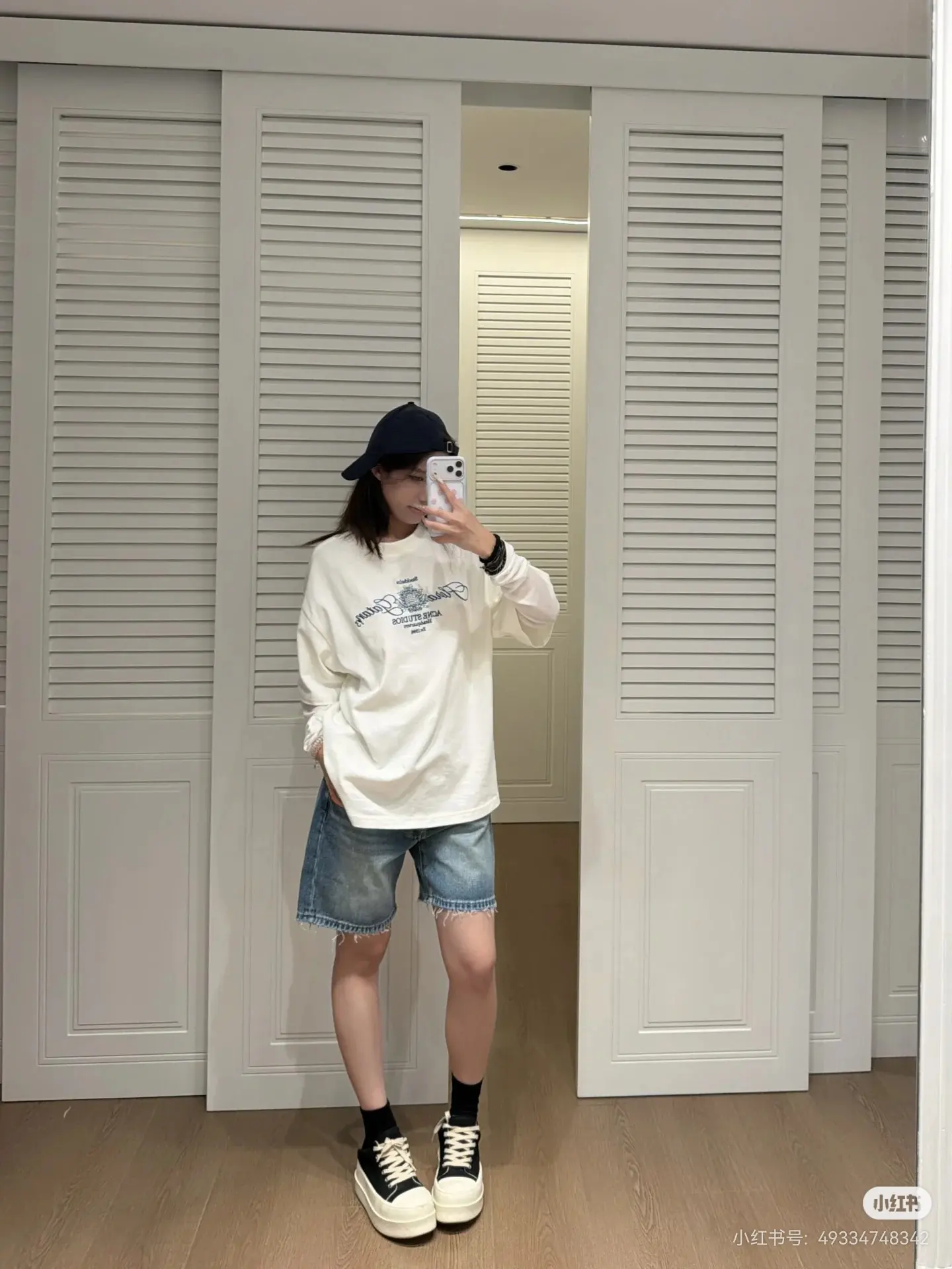 Layered Graphic Long-Sleeve T-Shirt D15522549 — view 8