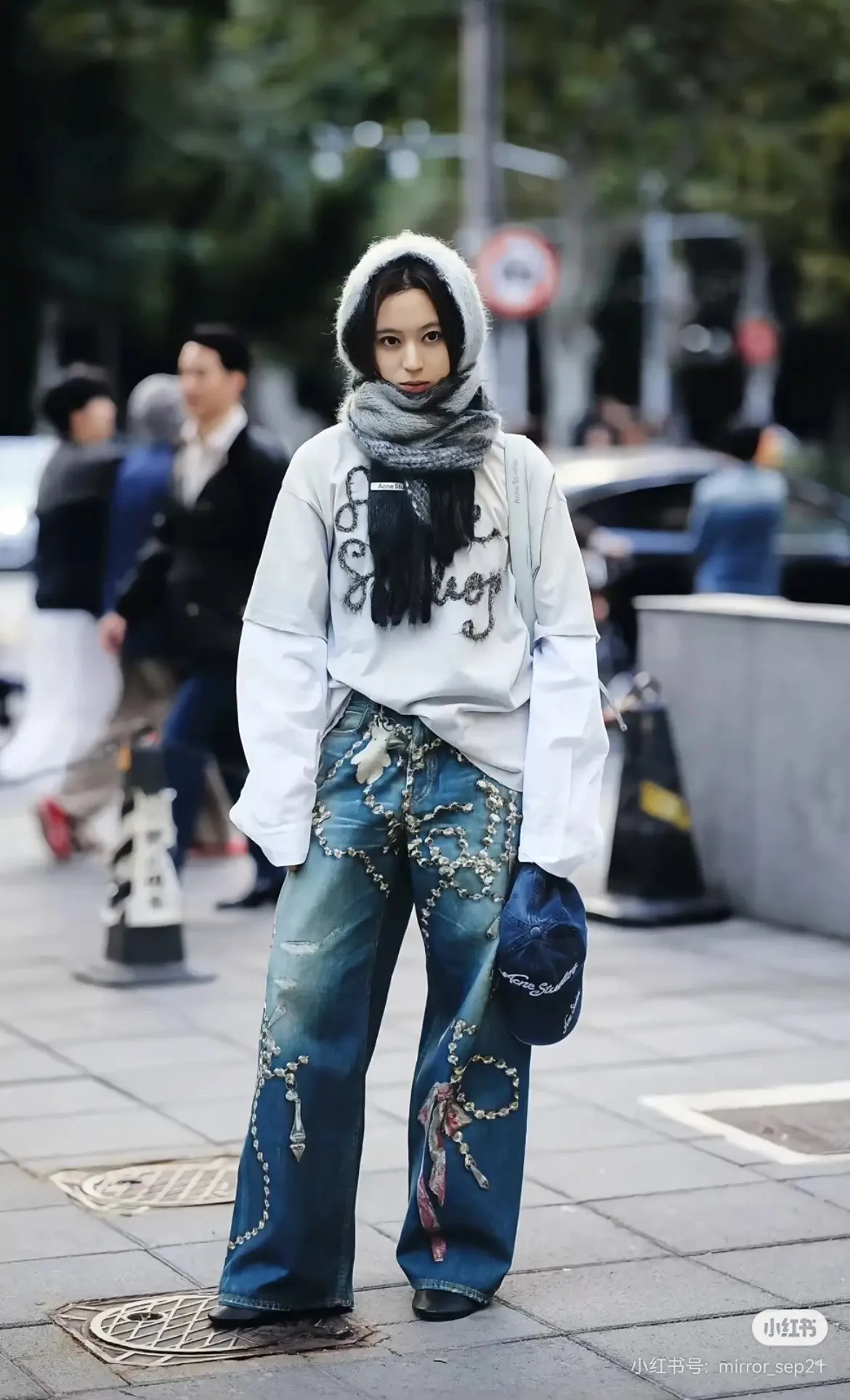 Layered Flocked Logo Long-Sleeve T-Shirt D16522487 — view 7