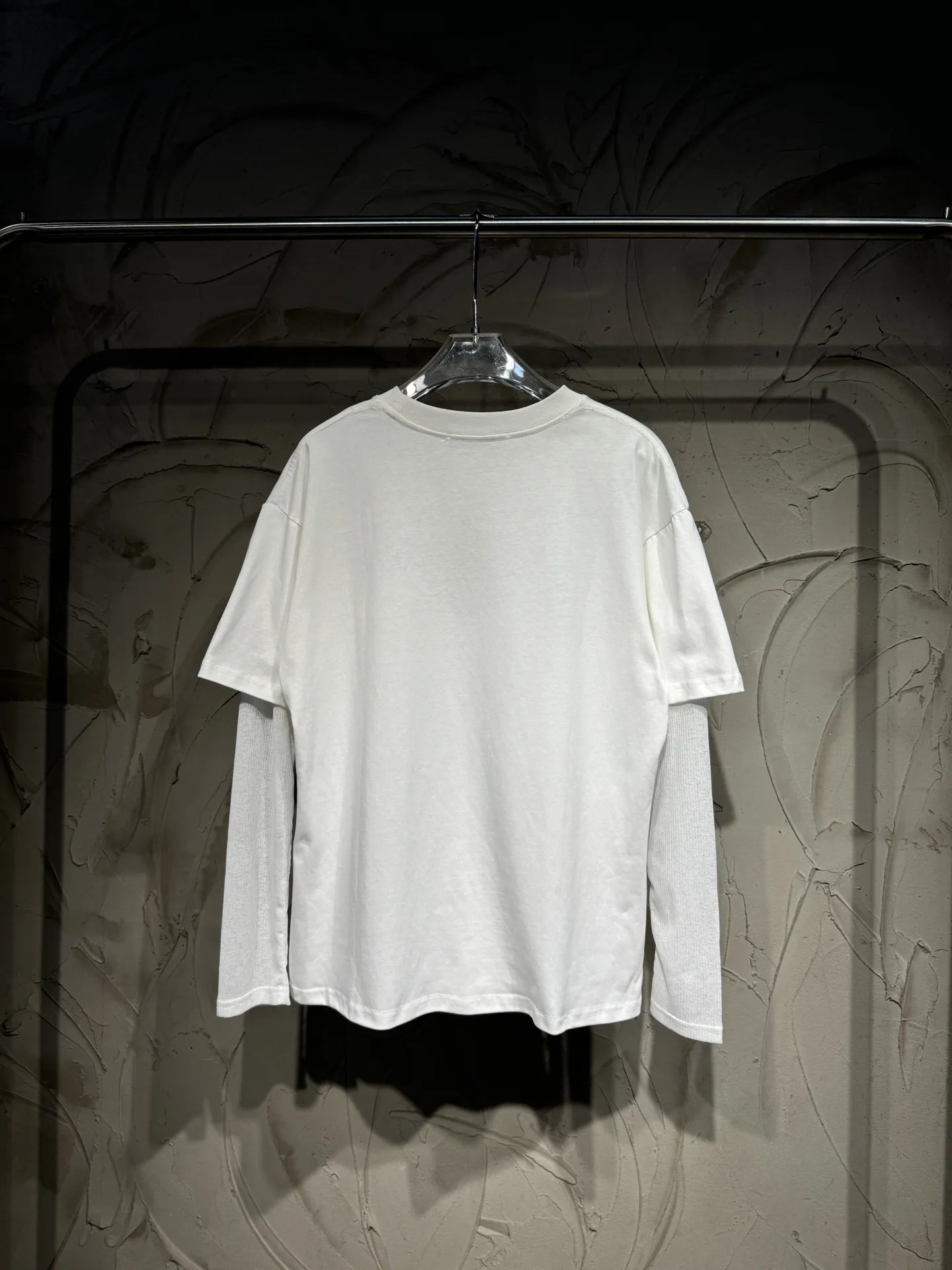 Layered Mesh-Sleeve Graphic T-Shirt D16523061 — view 9