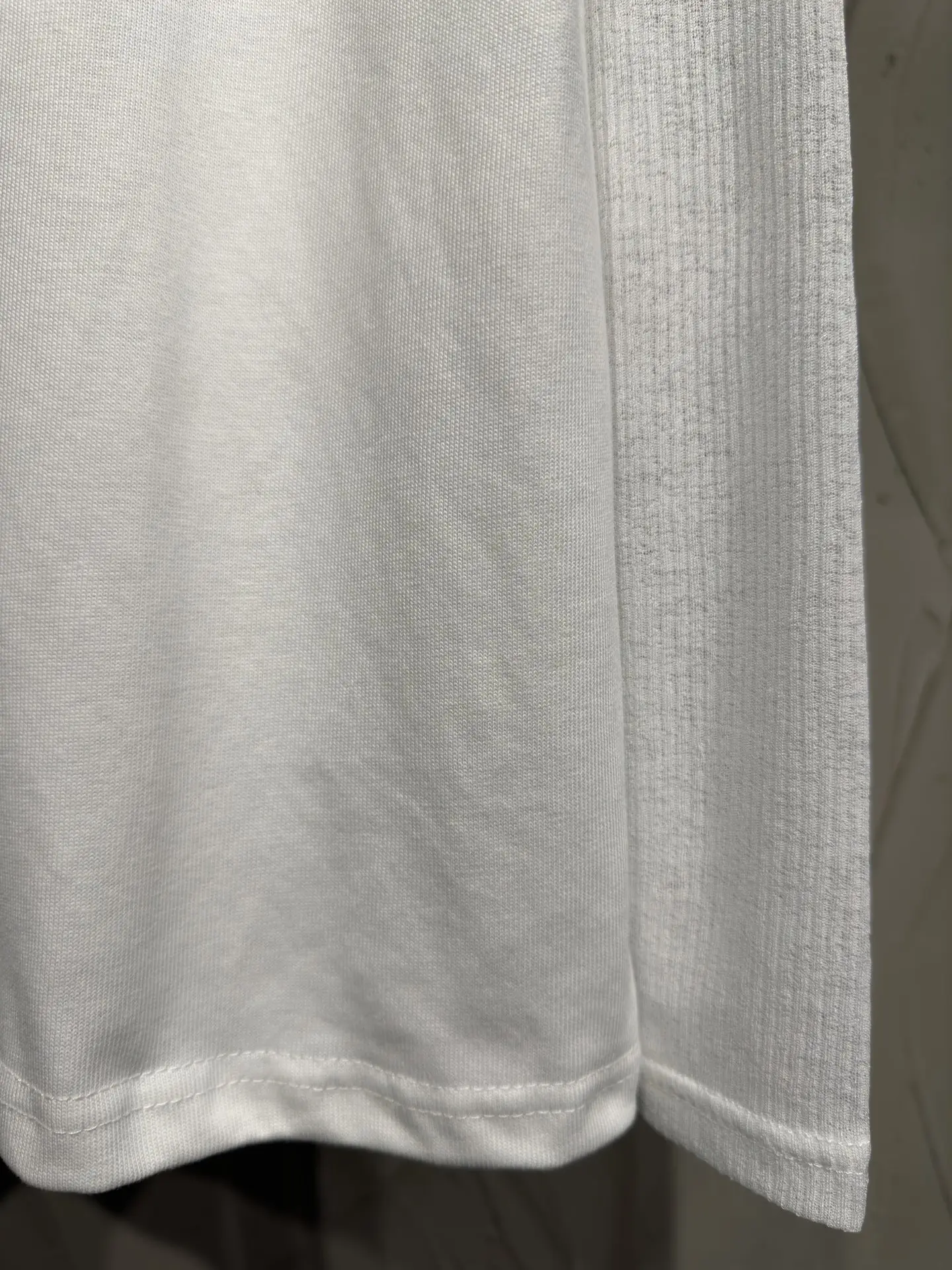 Layered Mesh-Sleeve Graphic T-Shirt D16523061 — view 11