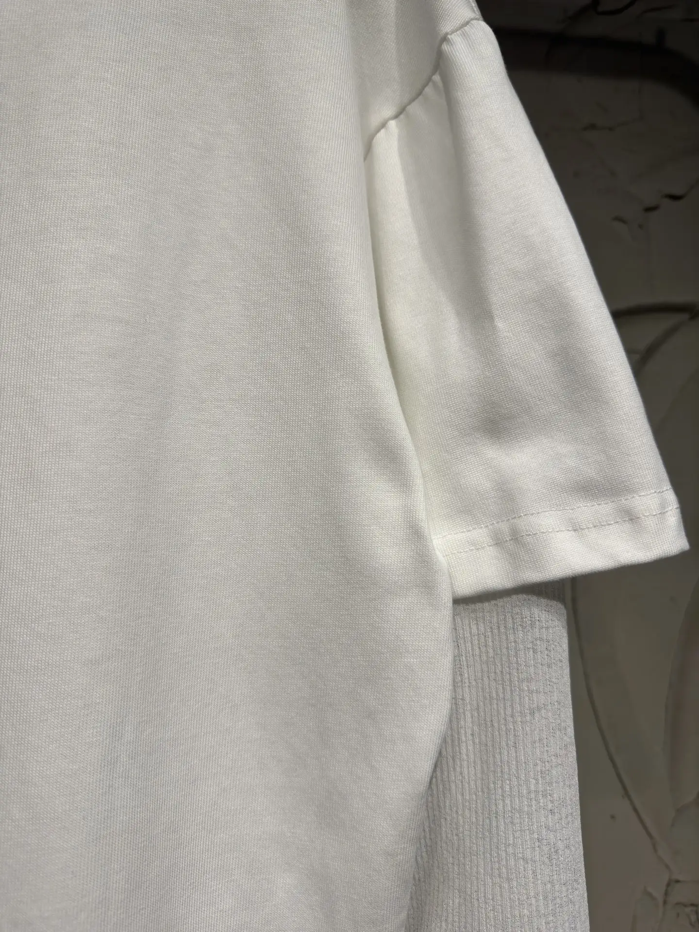 Layered Mesh-Sleeve Graphic T-Shirt D16523061 — view 15