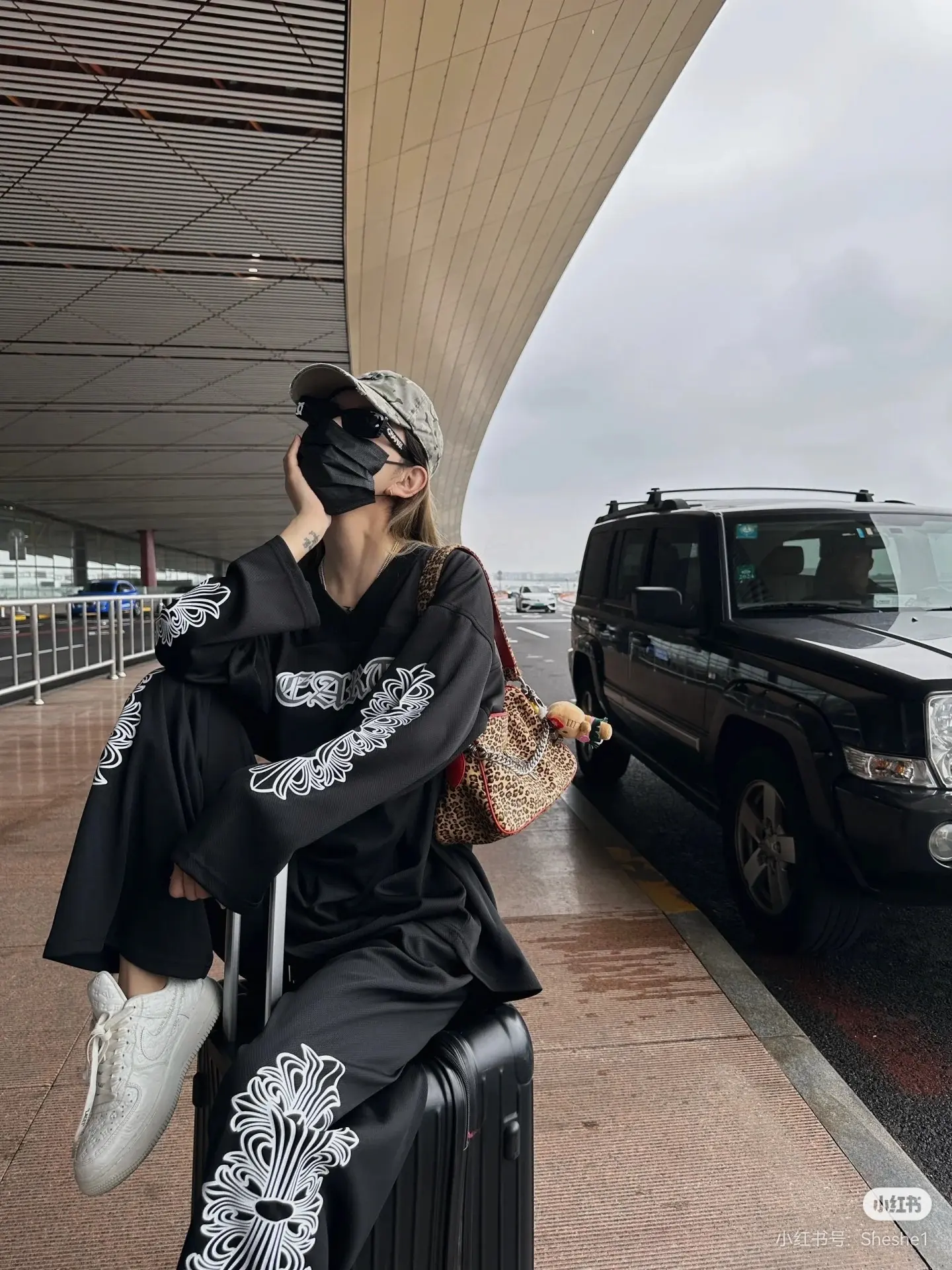 Chrome Hearts Vine Cross Embroidered Mesh Sweatpants D17022433 — view 4
