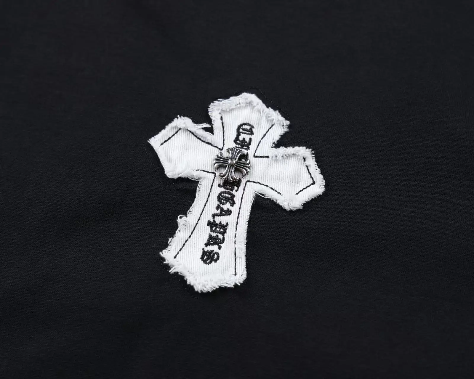 Embroidered Patch Long-Sleeve T-Shirt D17523609 — view 3