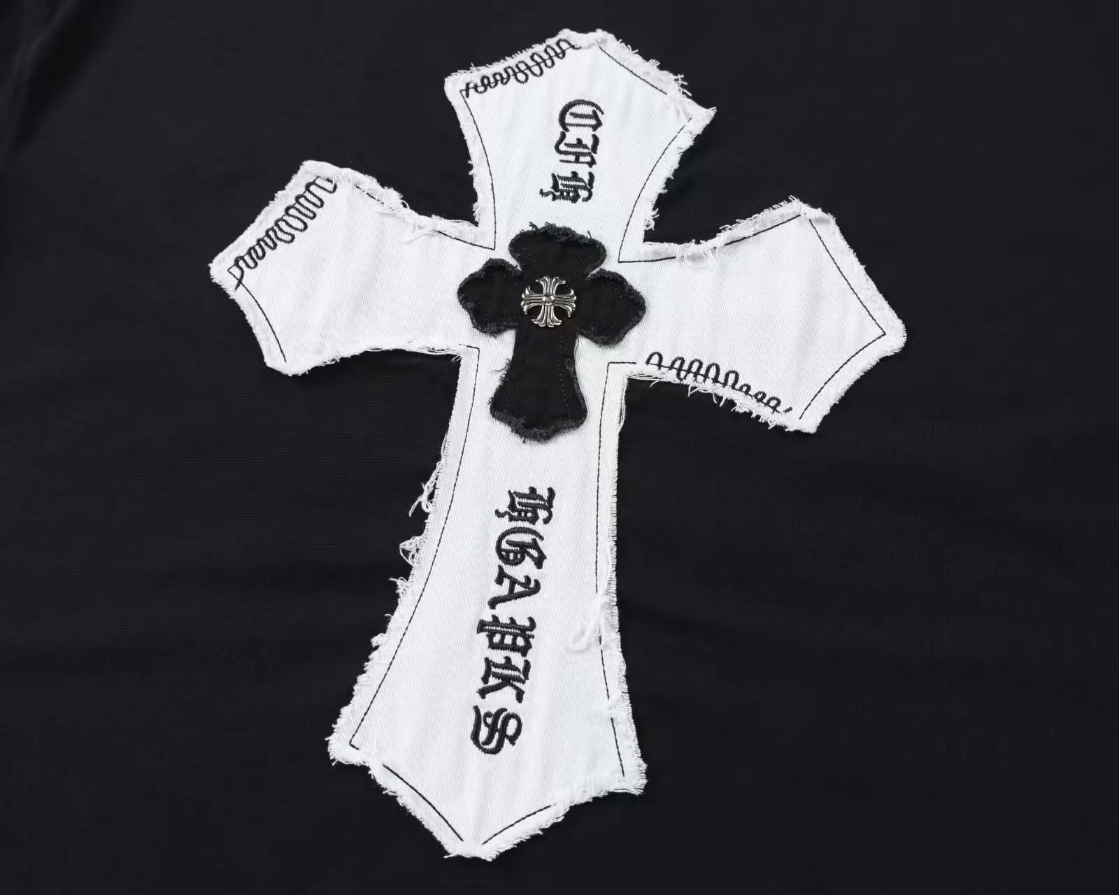 Embroidered Patch Long-Sleeve T-Shirt D17523609 — view 4