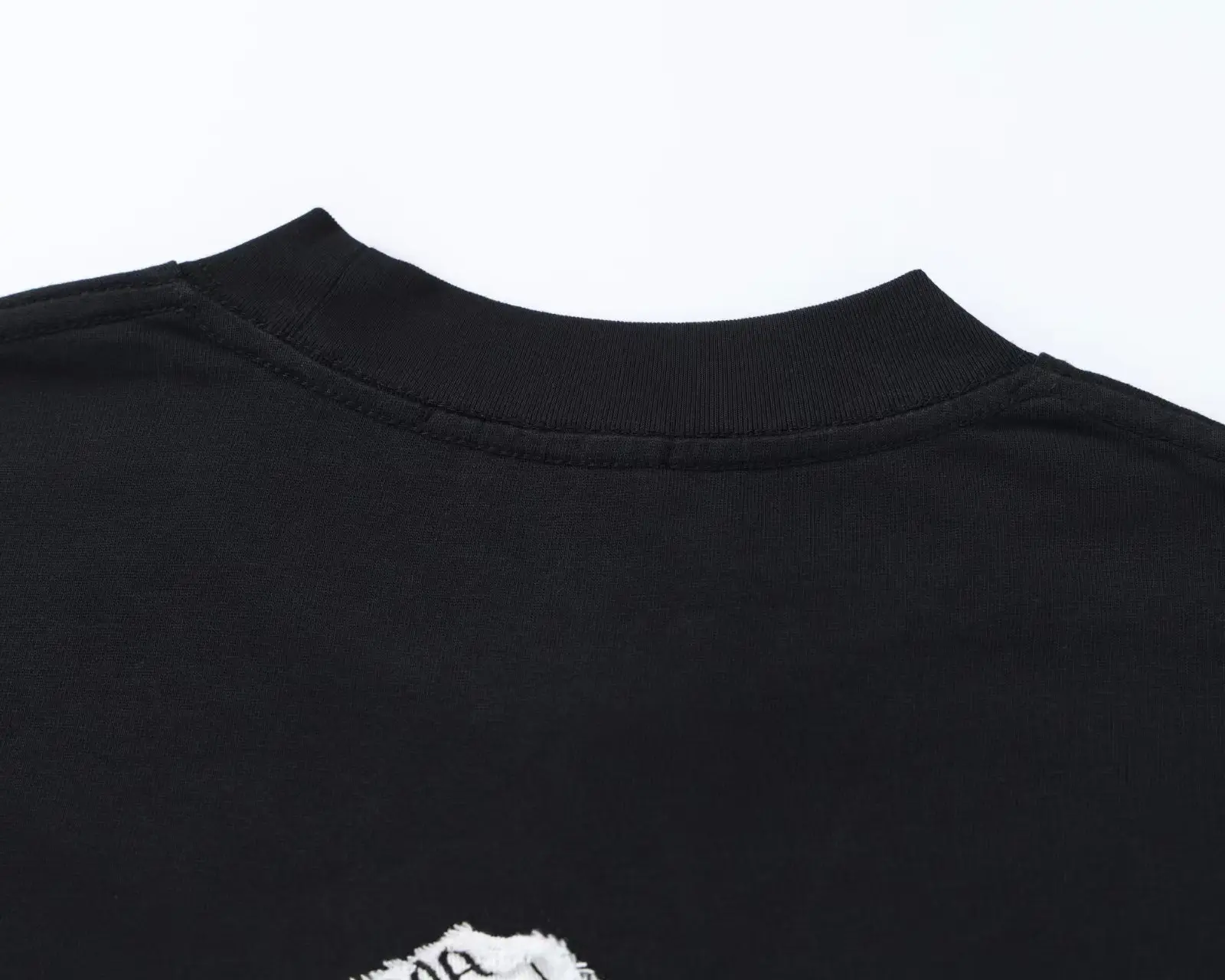 Embroidered Patch Long-Sleeve T-Shirt D17523609 — view 5