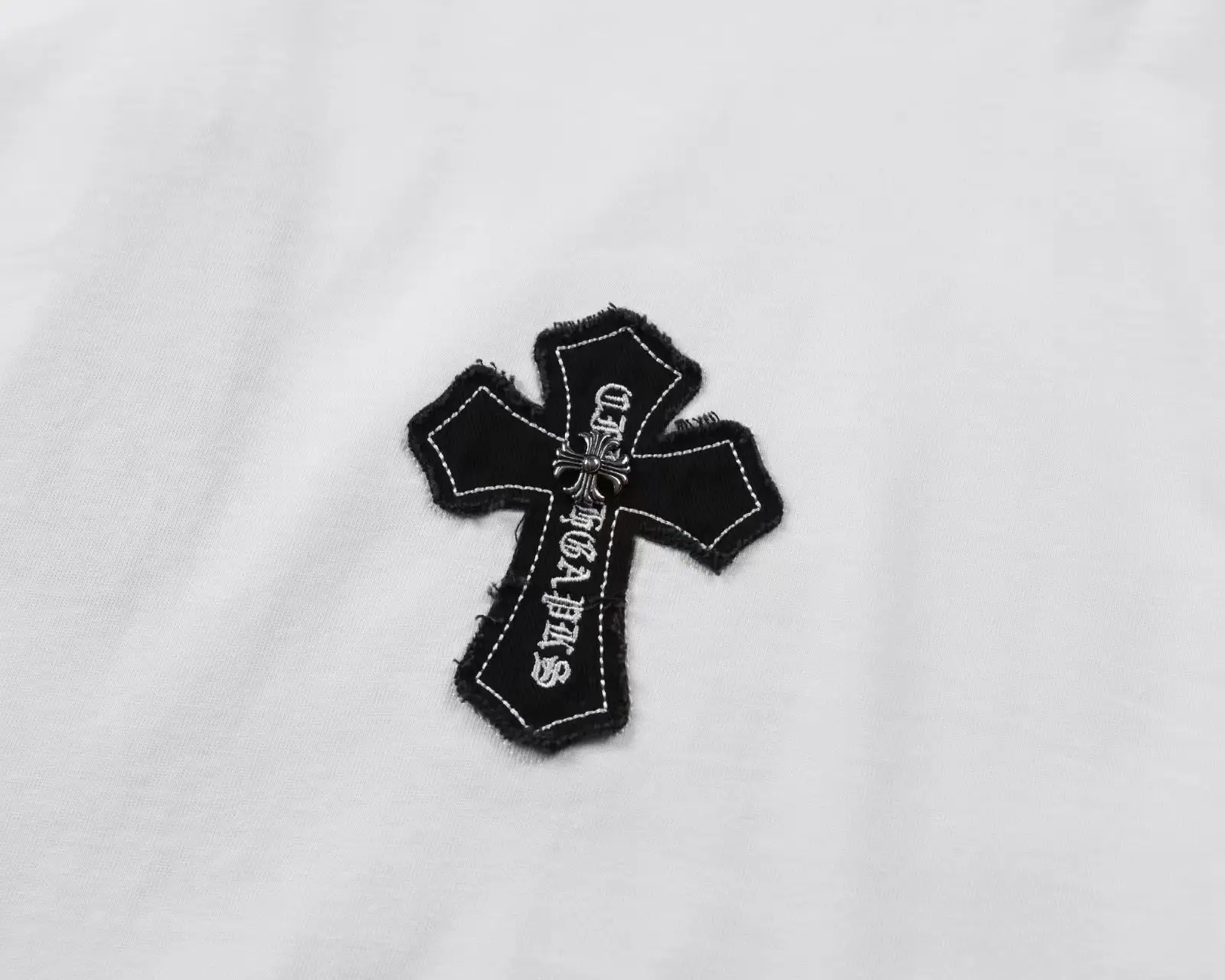 Cross Patch Embroidered Long-Sleeve T-Shirt D17523608 — view 4