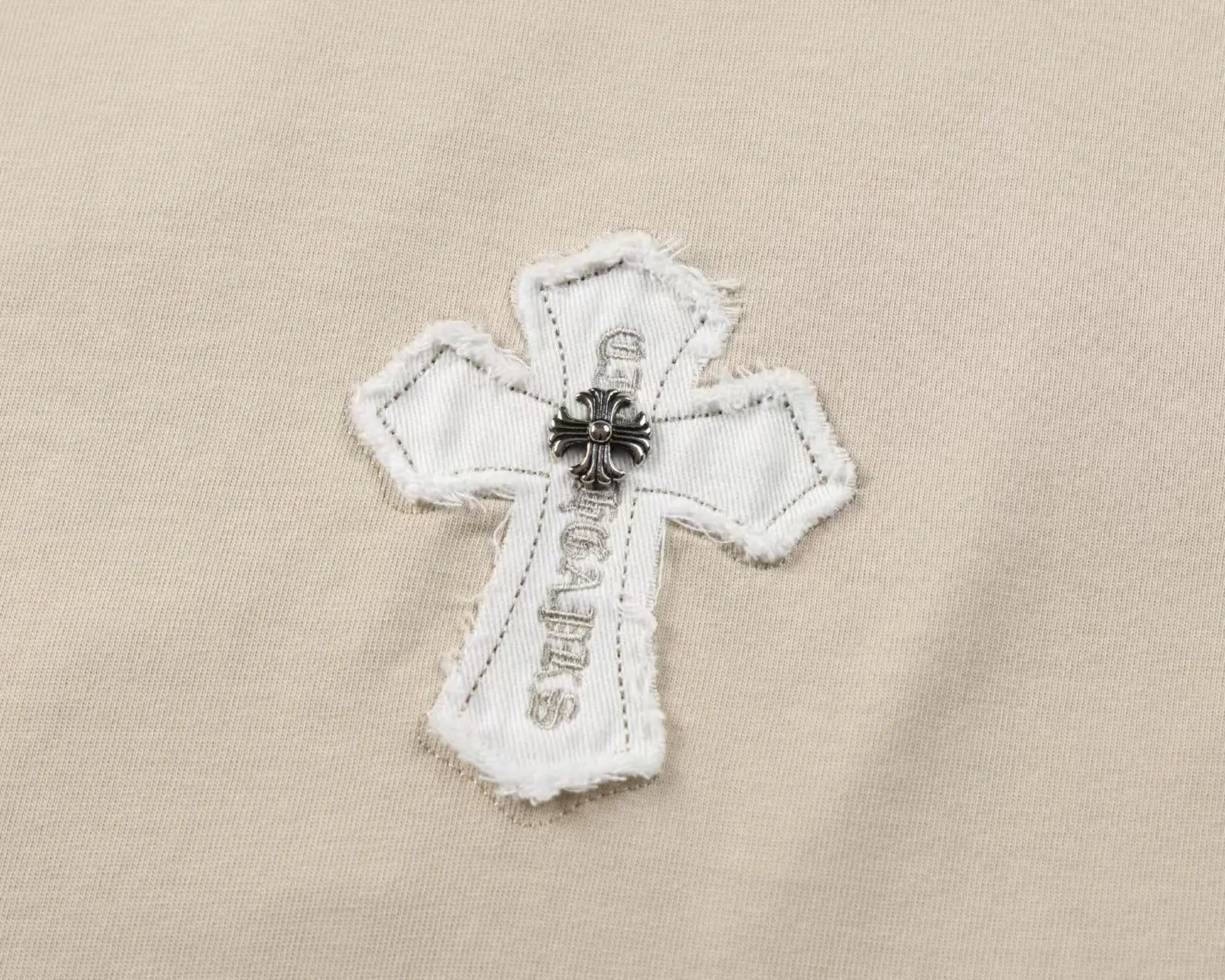 Embroidered Patch Long-Sleeve T-Shirt D17523610 — view 3