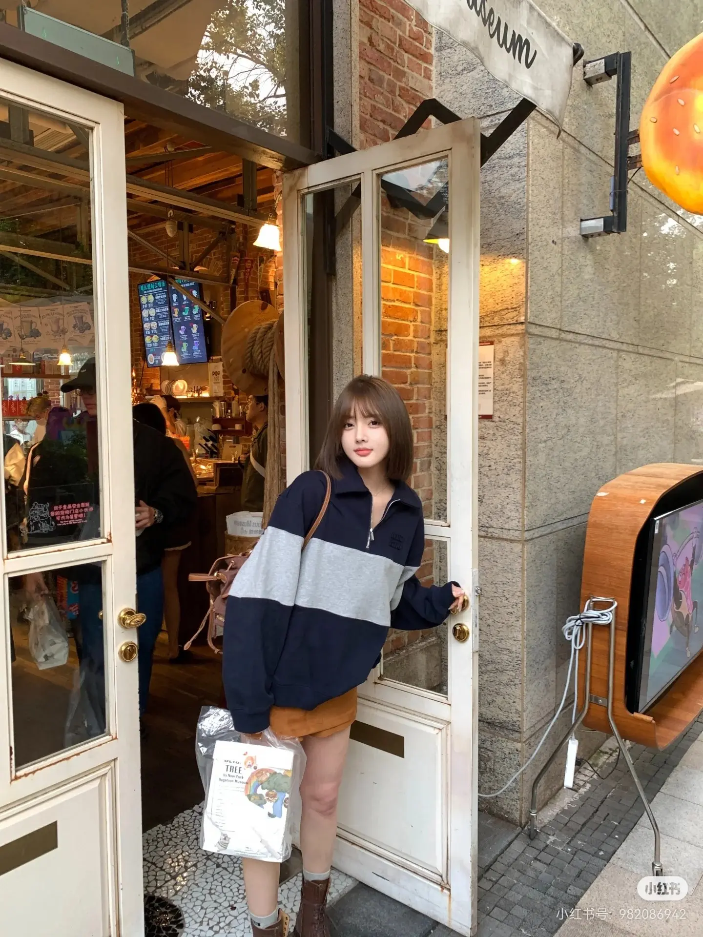 Color-Block Quarter-Zip Polo Sweatshirt D19022380 — view 4