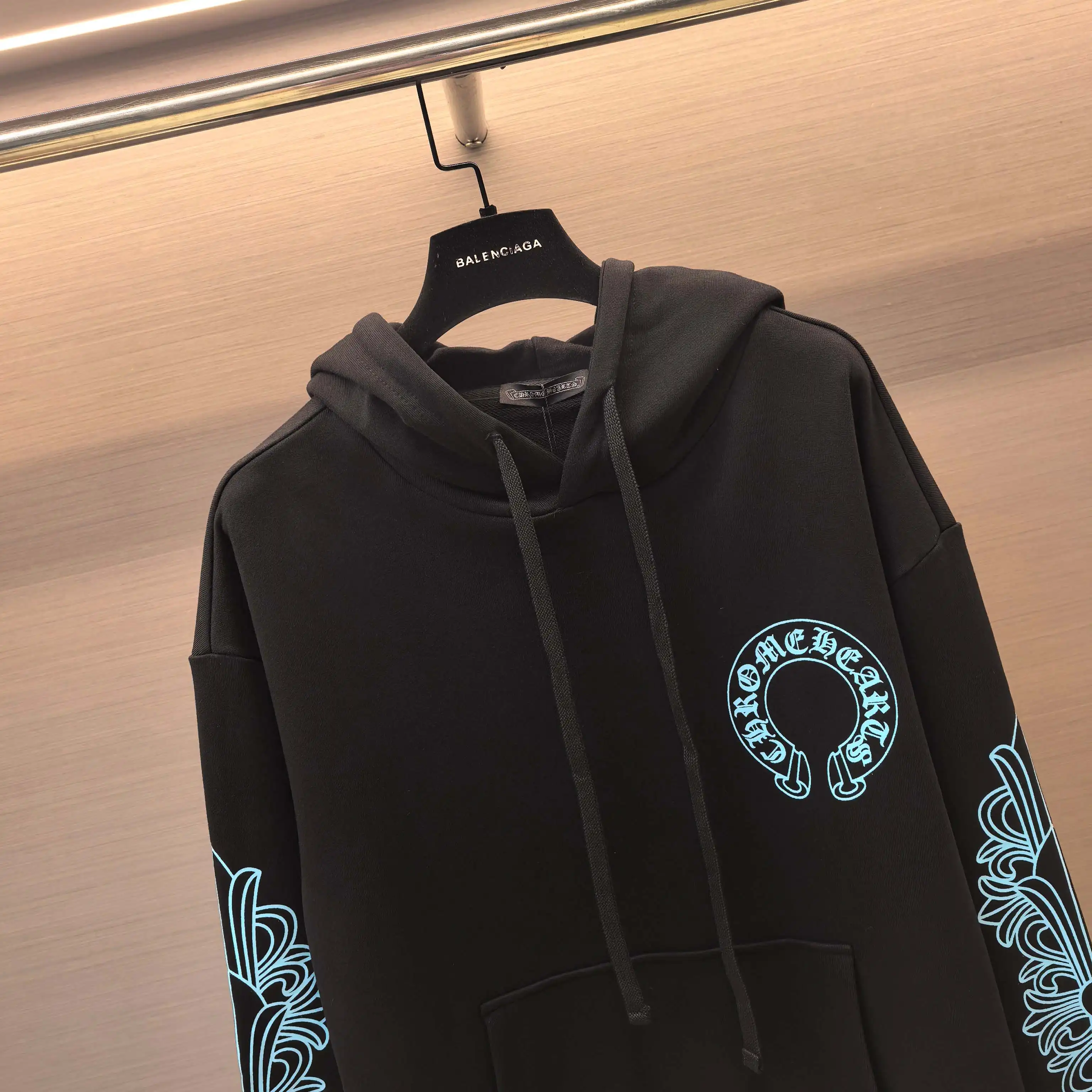 Chrome Hearts Glitter Logo Graphic Hoodie D21022365 — view 4