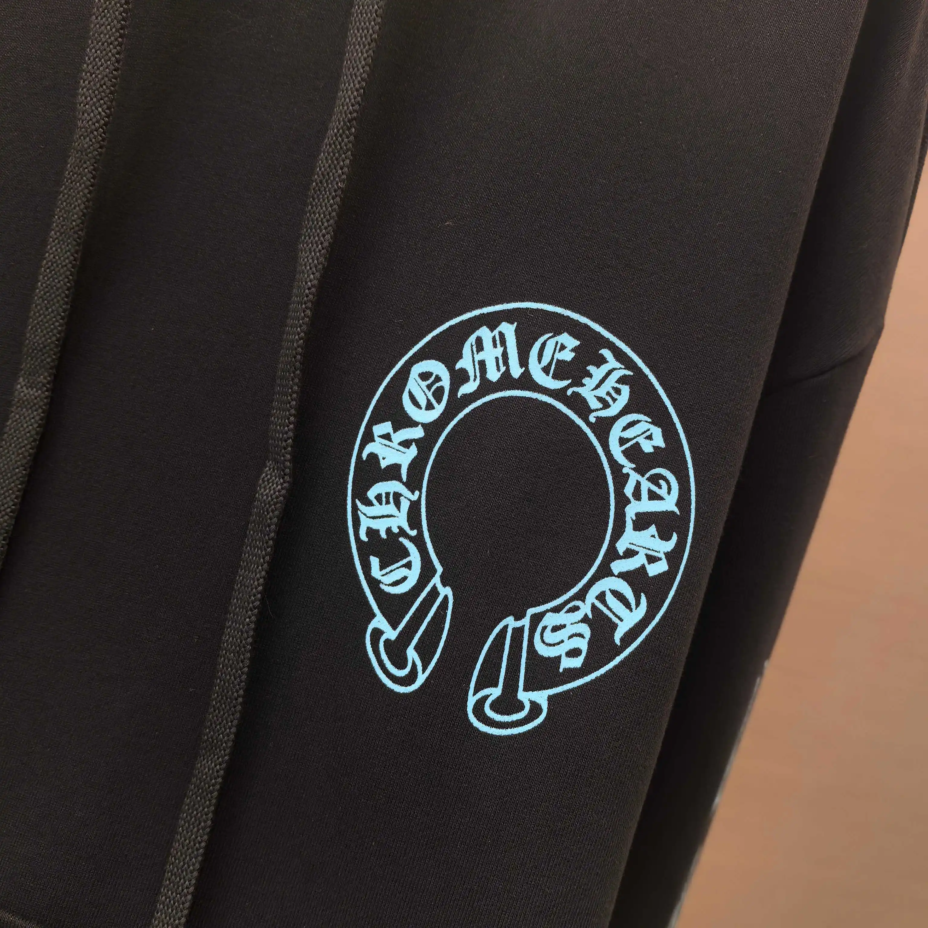 Chrome Hearts Glitter Logo Graphic Hoodie D21022365 — view 5