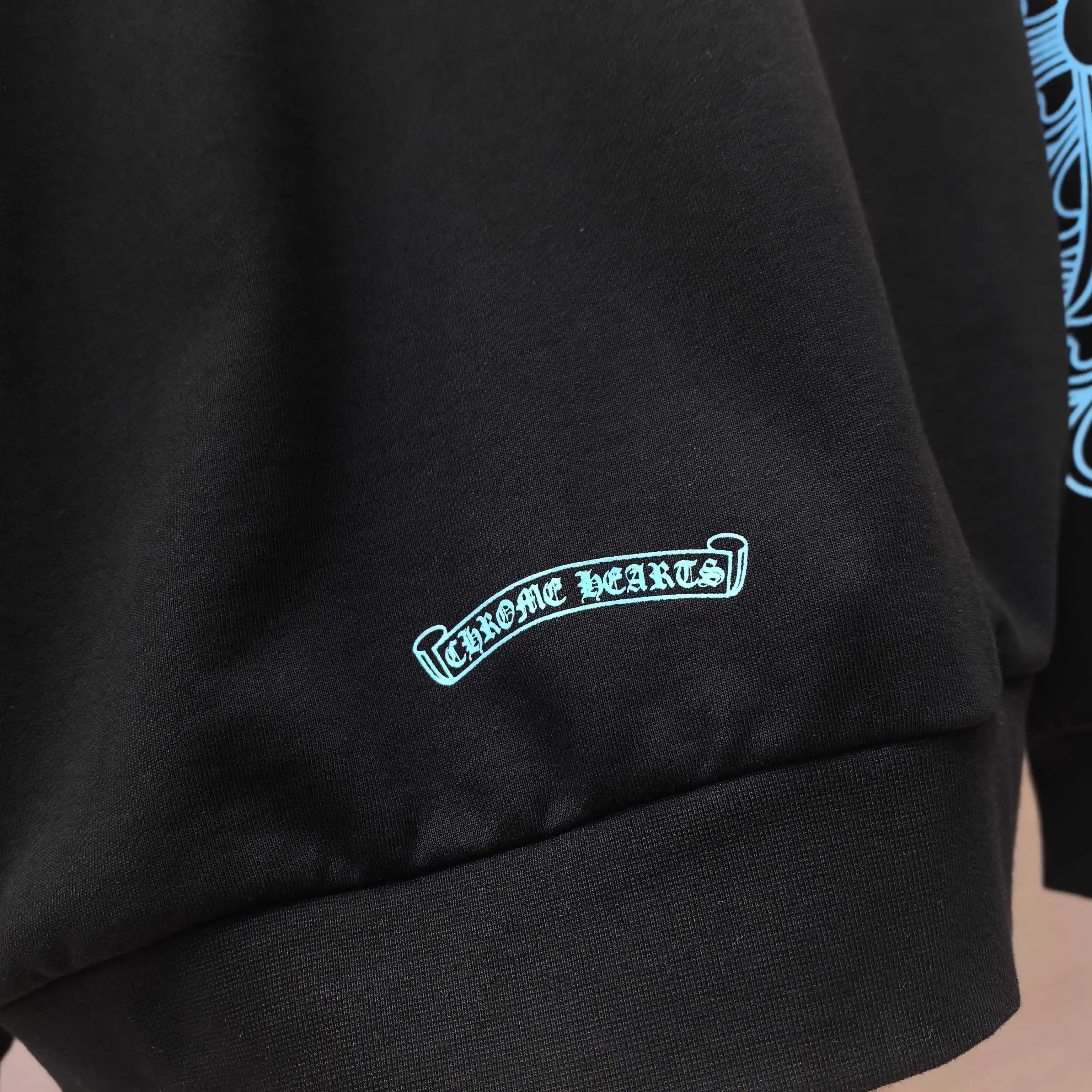 Chrome Hearts Glitter Logo Graphic Hoodie D21022365 — view 8