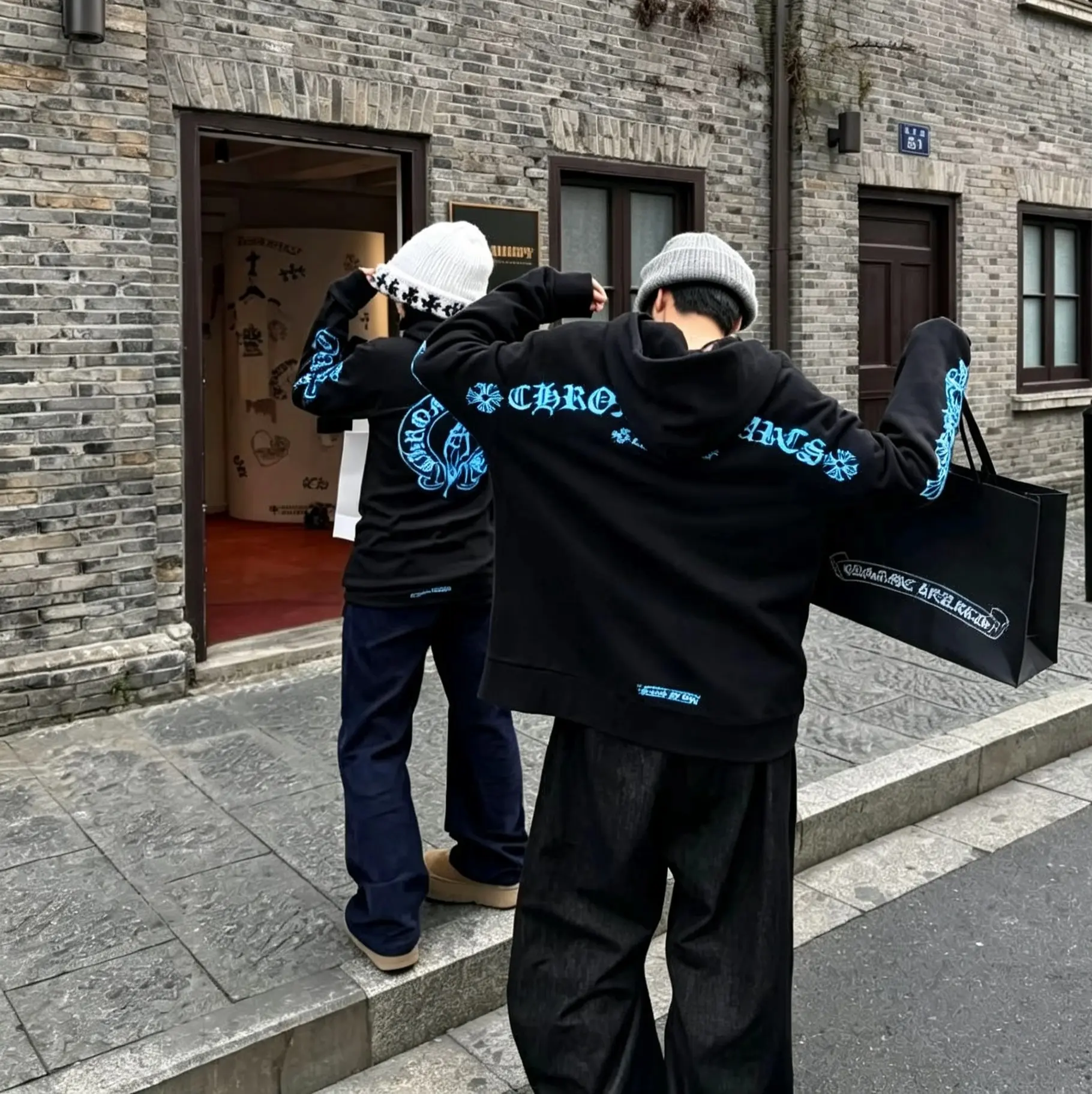 Glitter Cross Logo Graphic Hoodie D21022364 — view 2