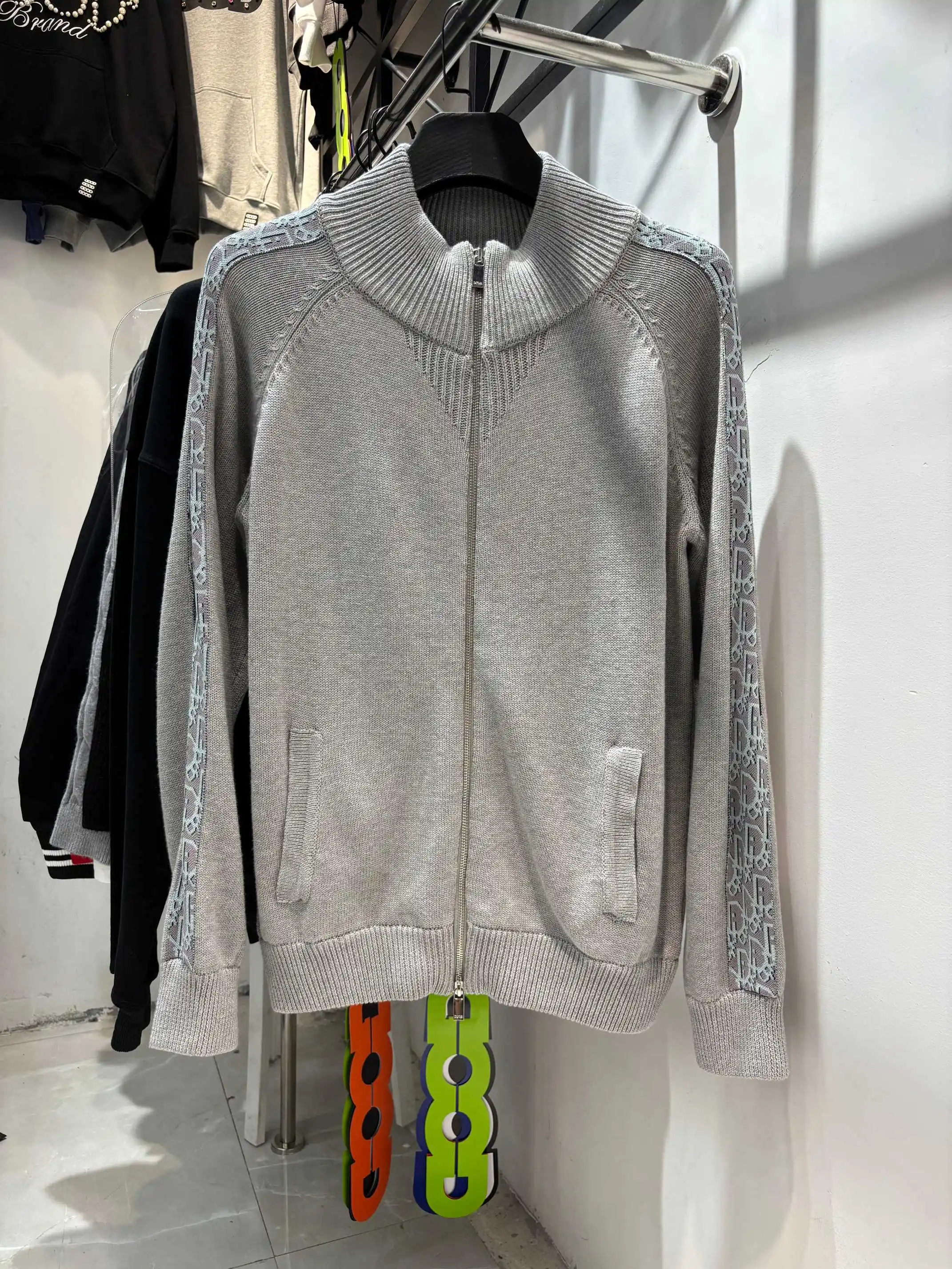Logo-Taped Zip-Up Wool Cardigan D24513446