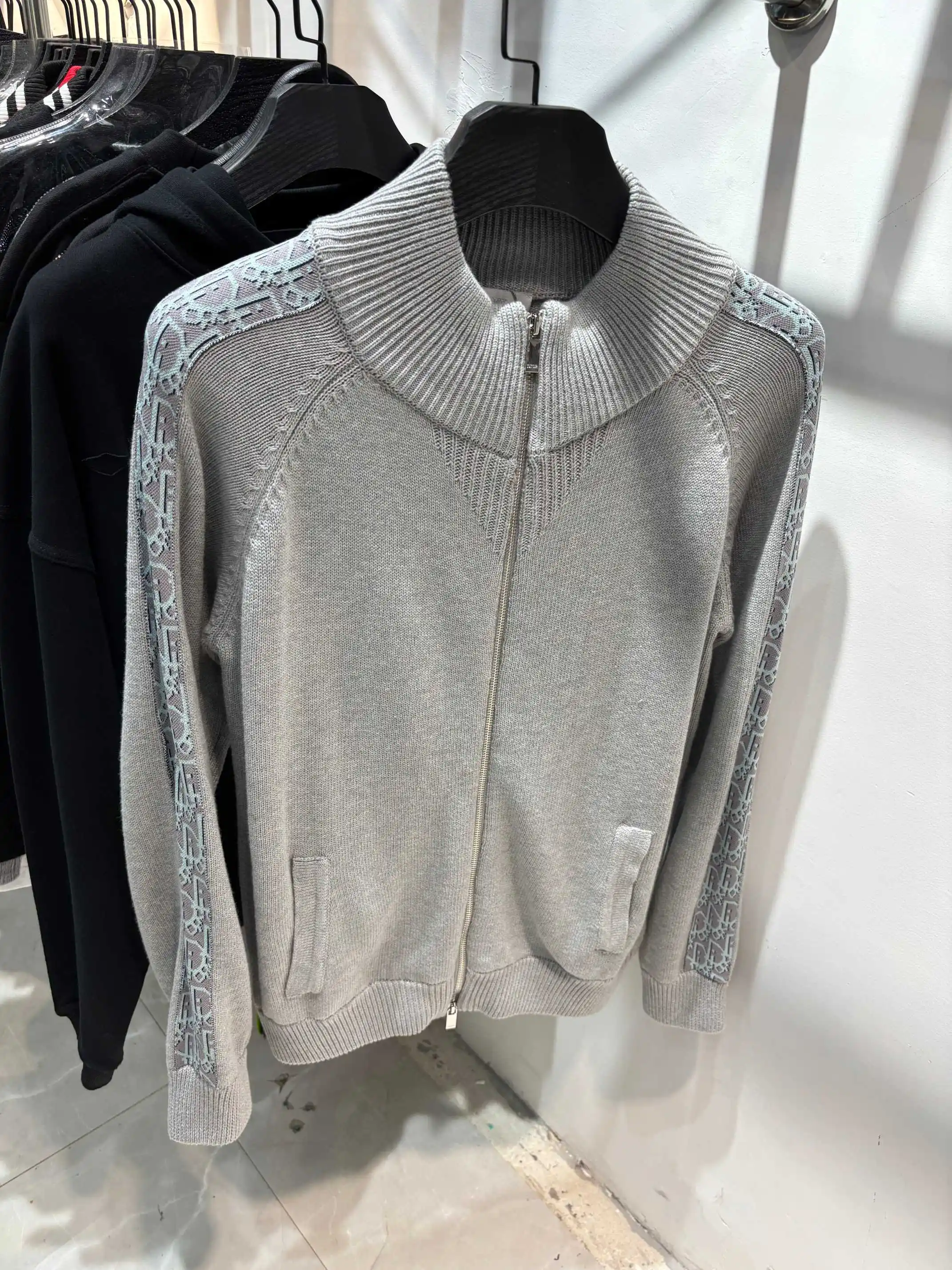 Logo-Taped Zip-Up Wool Cardigan D24513446 — view 2
