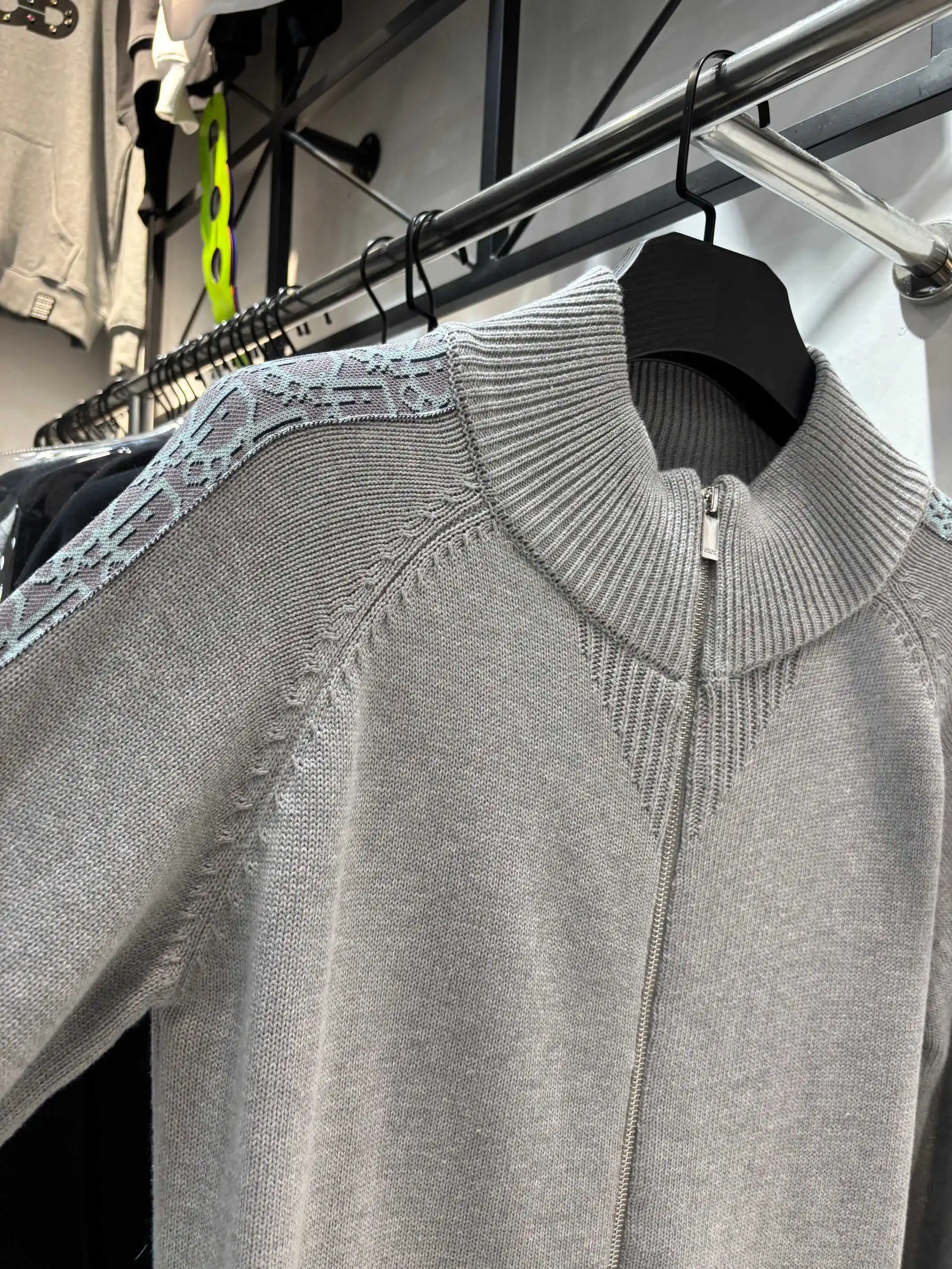 Logo-Taped Zip-Up Wool Cardigan D24513446 — view 3