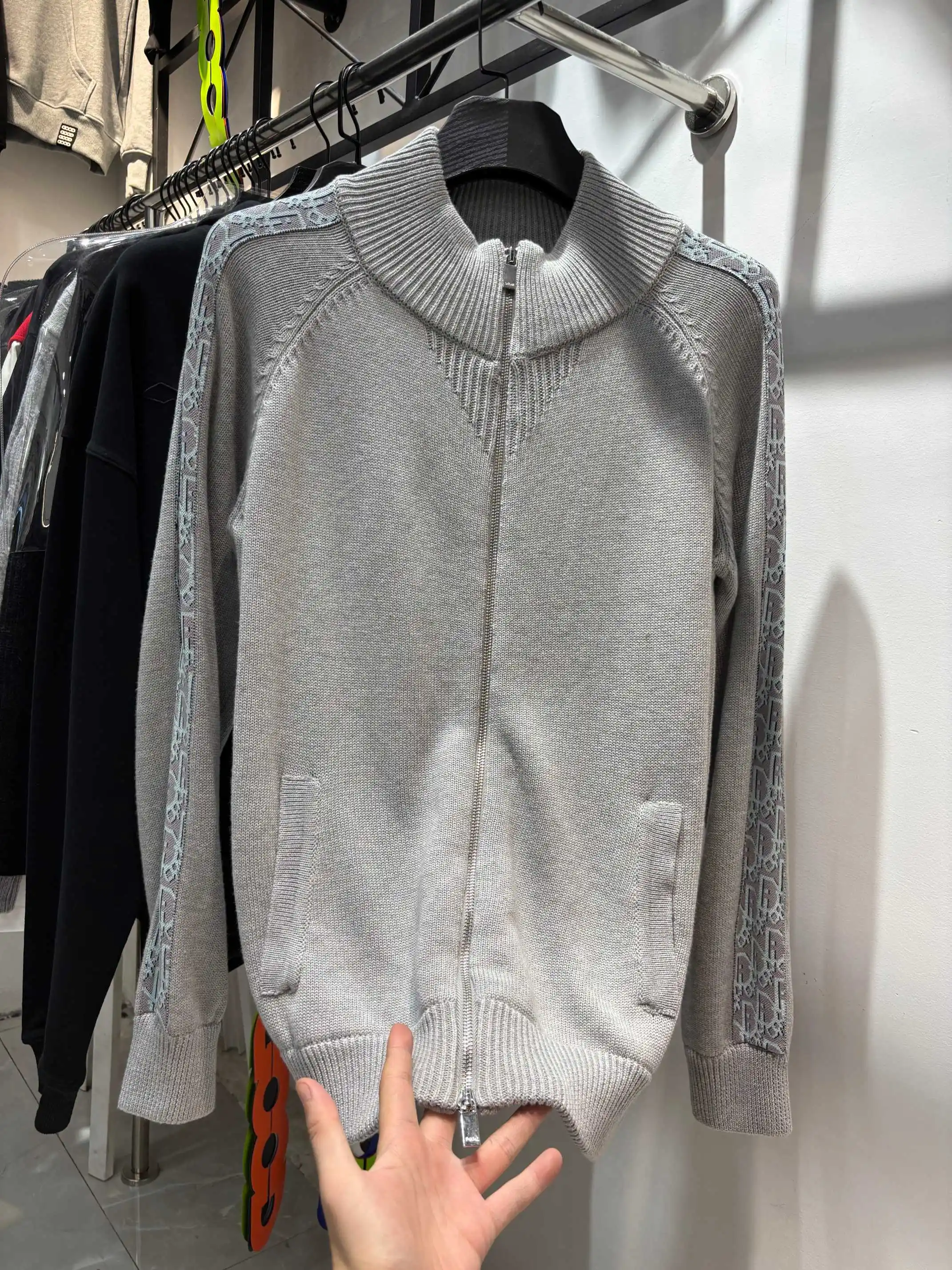 Logo-Taped Zip-Up Wool Cardigan D24513446 — view 6