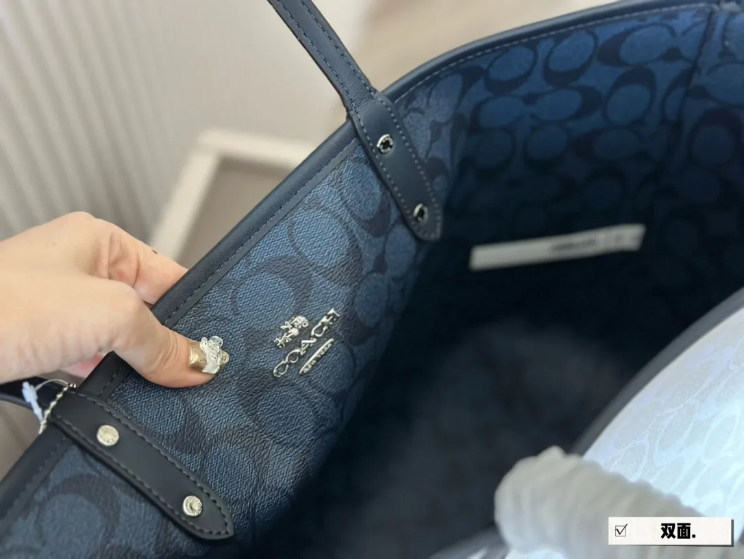 Coach Reversible City Tote Bag D26018259 — view 2