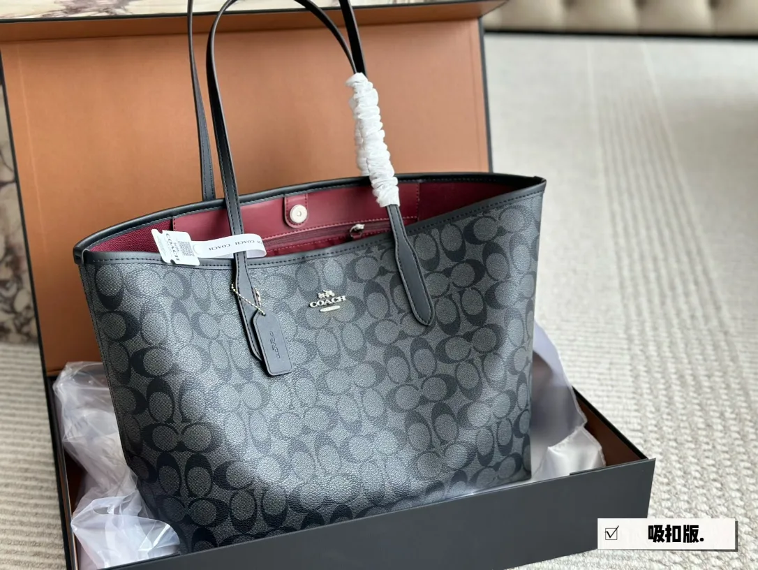 Coach Signature Canvas City Tote Bag D26018257