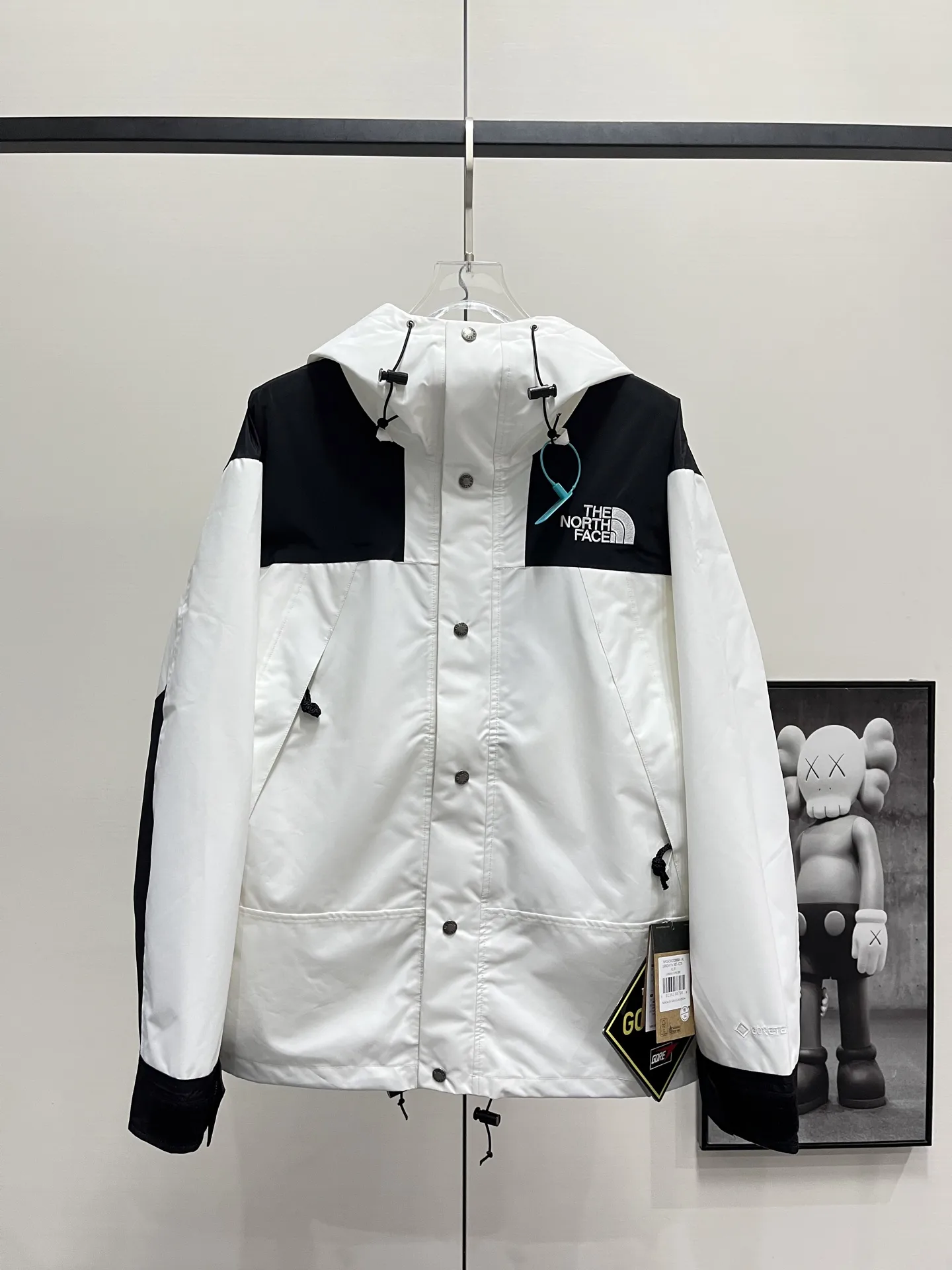 1990 Mountain Jacket Waterproof Shell D28019058