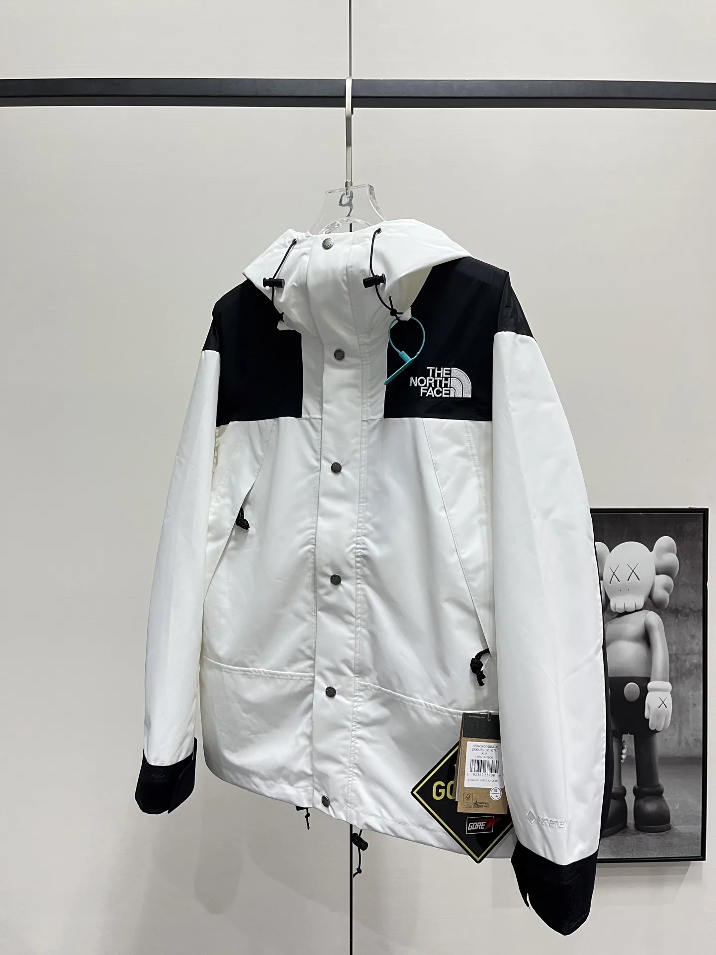 1990 Mountain Jacket Waterproof Shell D28019058 — view 2