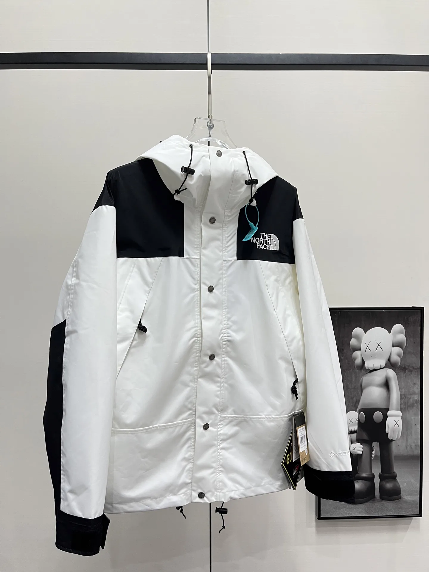 1990 Mountain Jacket Waterproof Shell D28019058 — view 4
