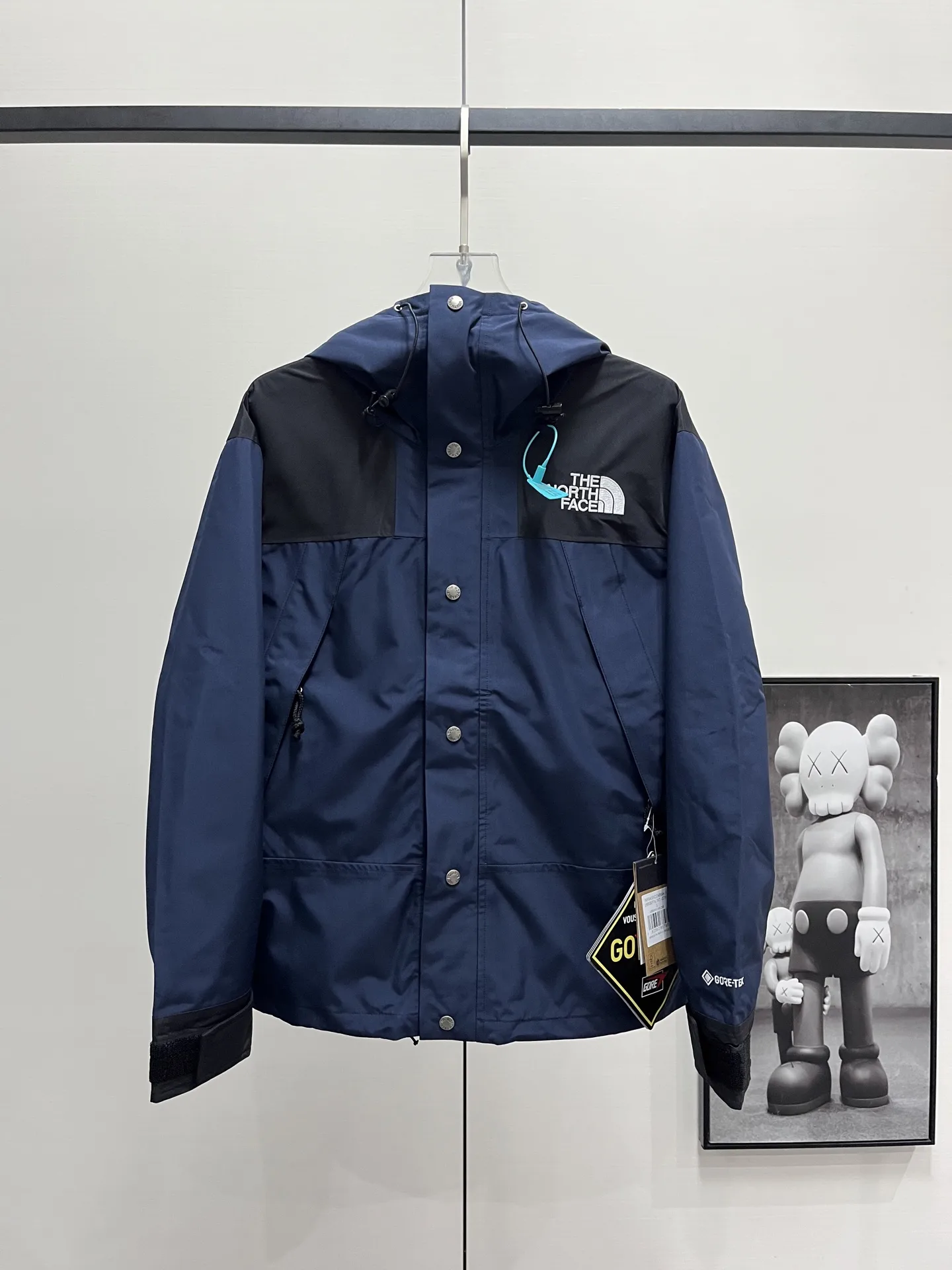 1990 Mountain Jacket Waterproof Shell D28019061