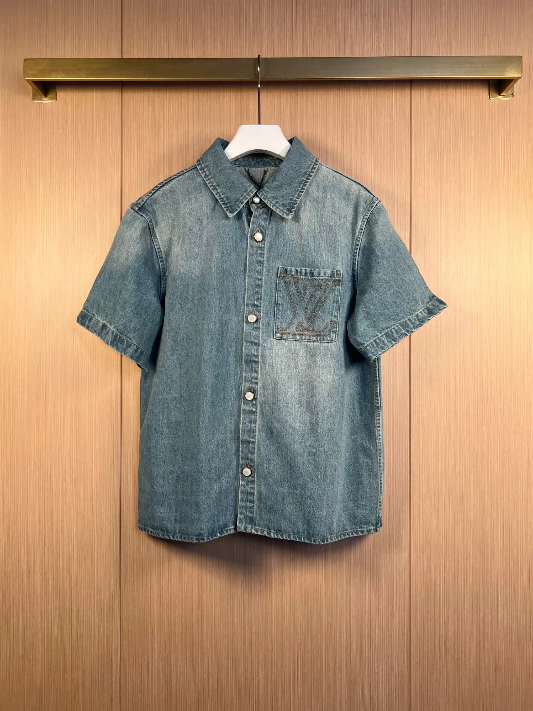 Embroidered Logo Short-Sleeve Denim Shirt D30019243