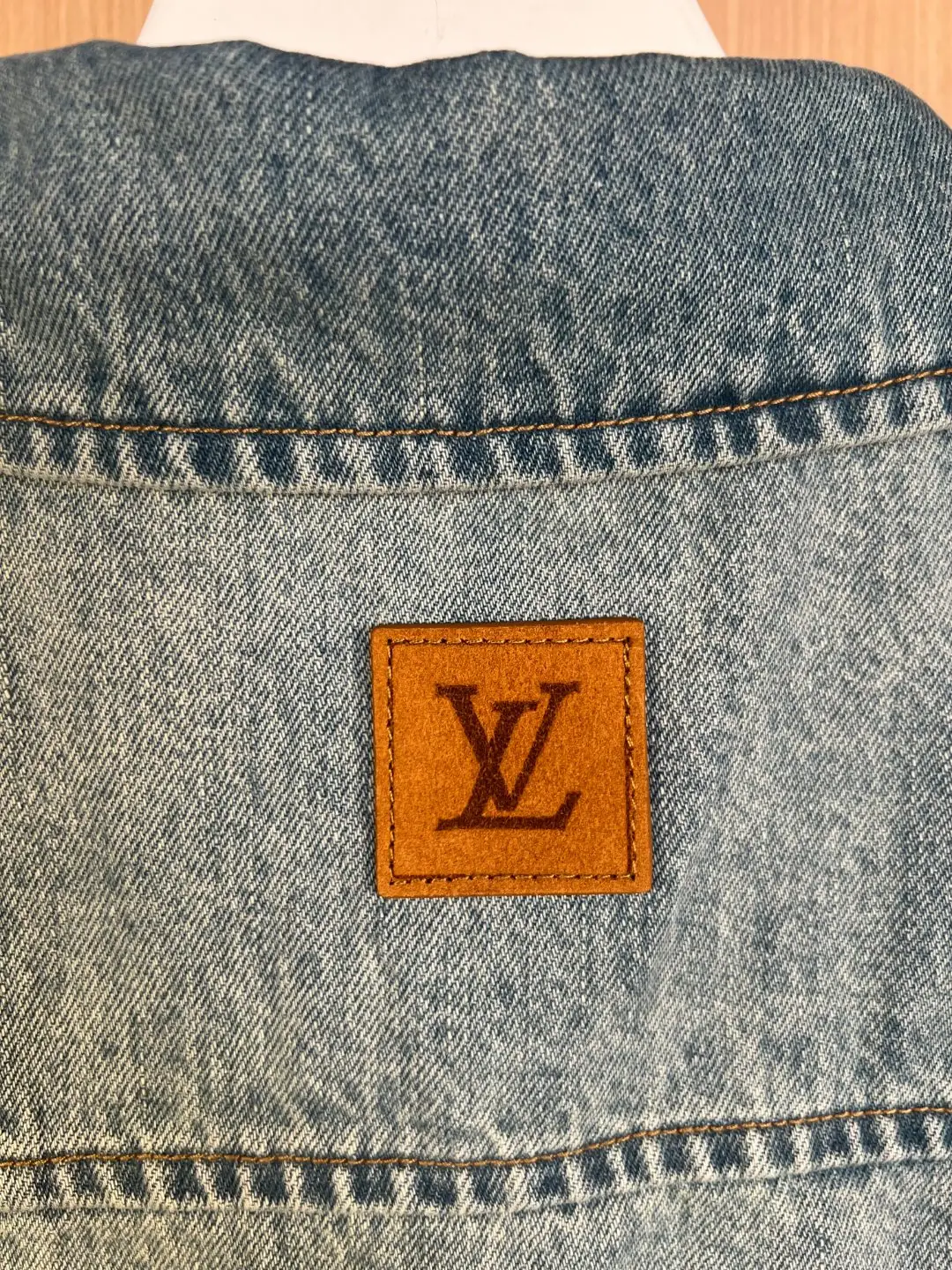 Embroidered Logo Short-Sleeve Denim Shirt D30019243 — view 9