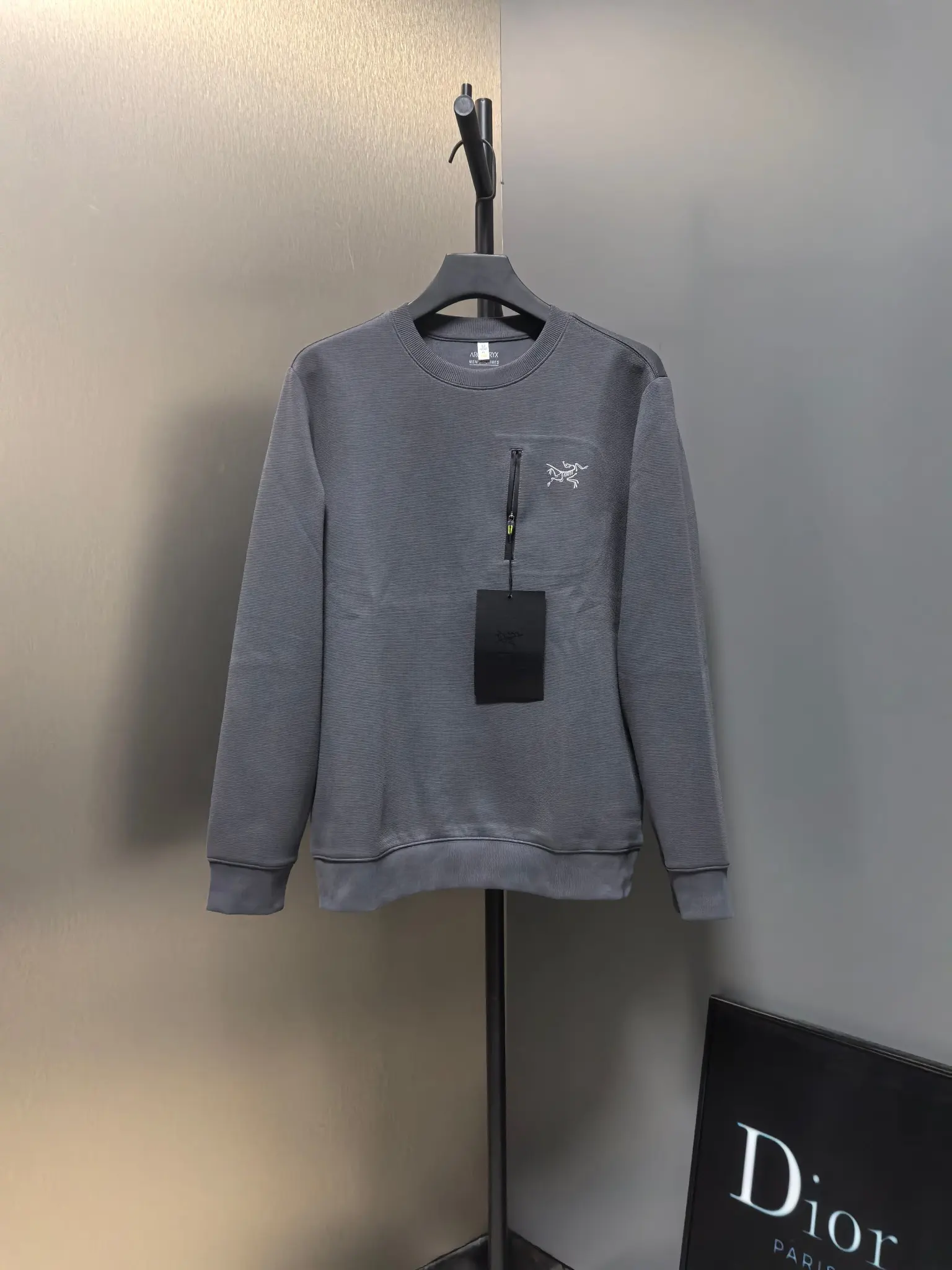 Logo-Embroidered Zip-Pocket Sweatshirt D31020785