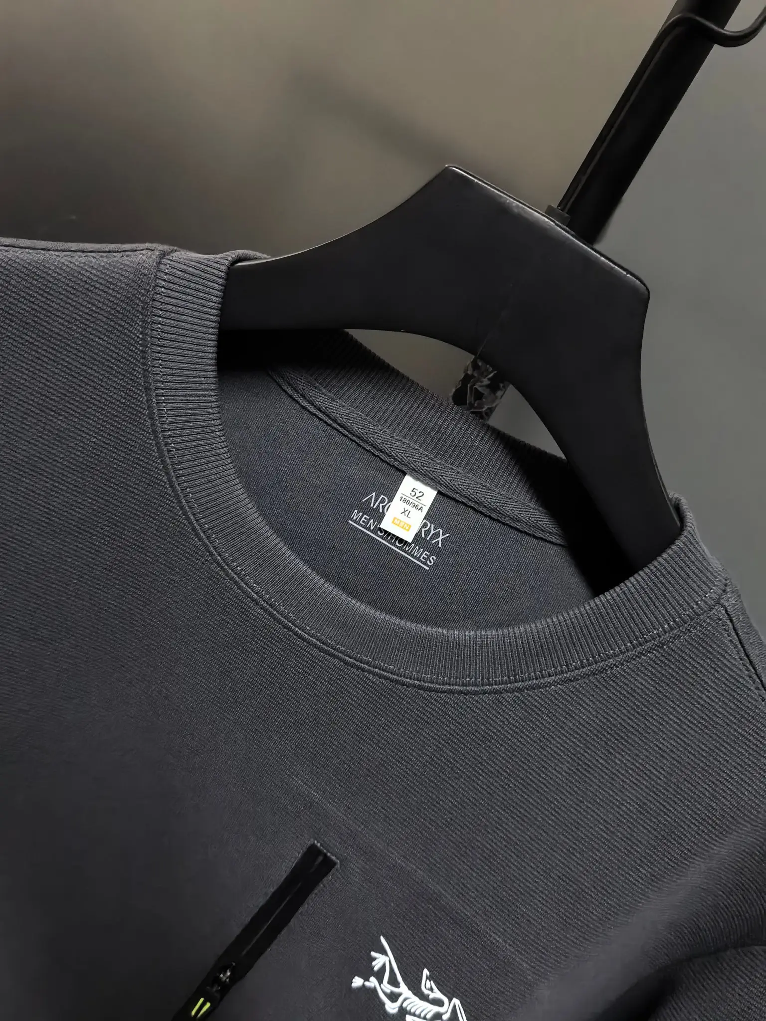Logo-Embroidered Zip-Pocket Sweatshirt D31020785 — view 4