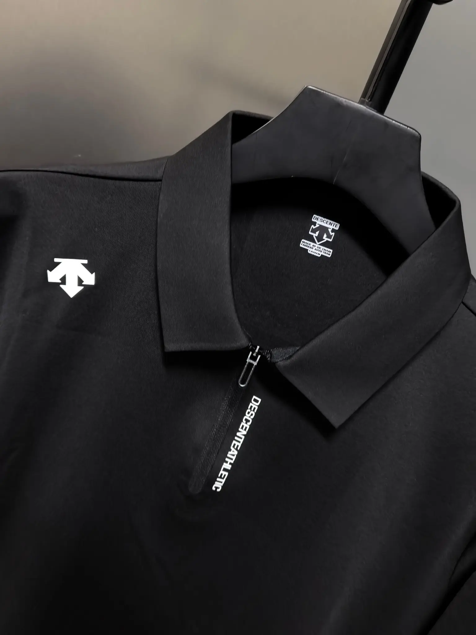 Long-Sleeved Half-Zip Polo Shirt D31020782 — view 6