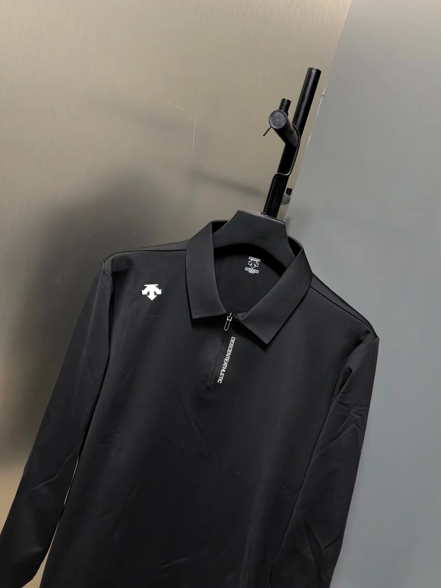 Long-Sleeved Half-Zip Polo Shirt D31020782 — view 7