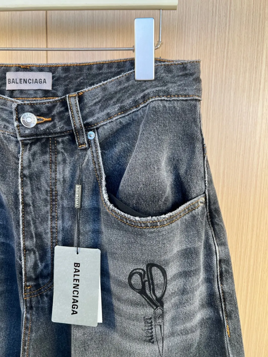 Tattoo Print Wide-Leg Jeans D32519239 — view 3