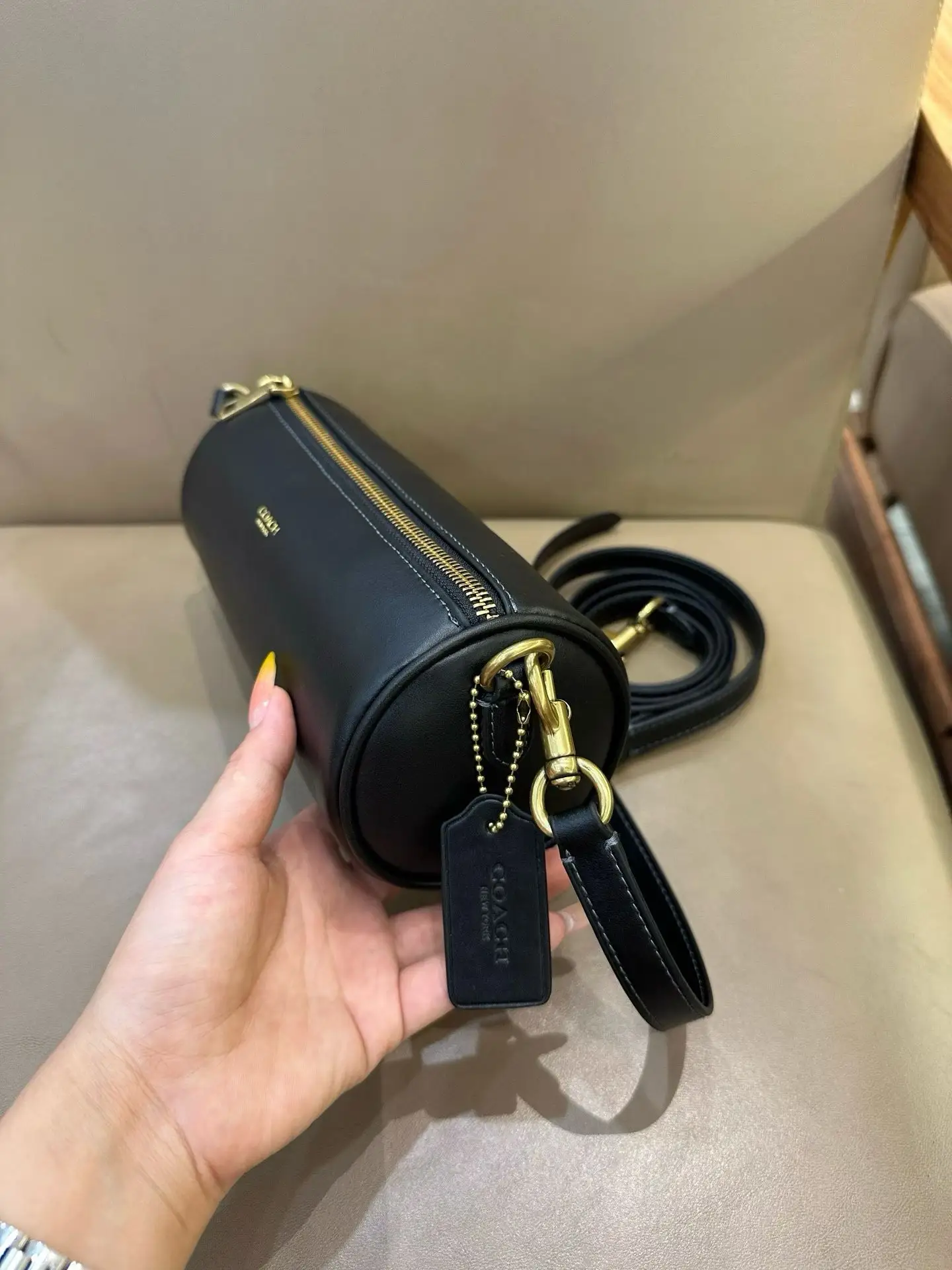 Barrel Shoulder Bag in Signature Canvas D33017976 — view 4