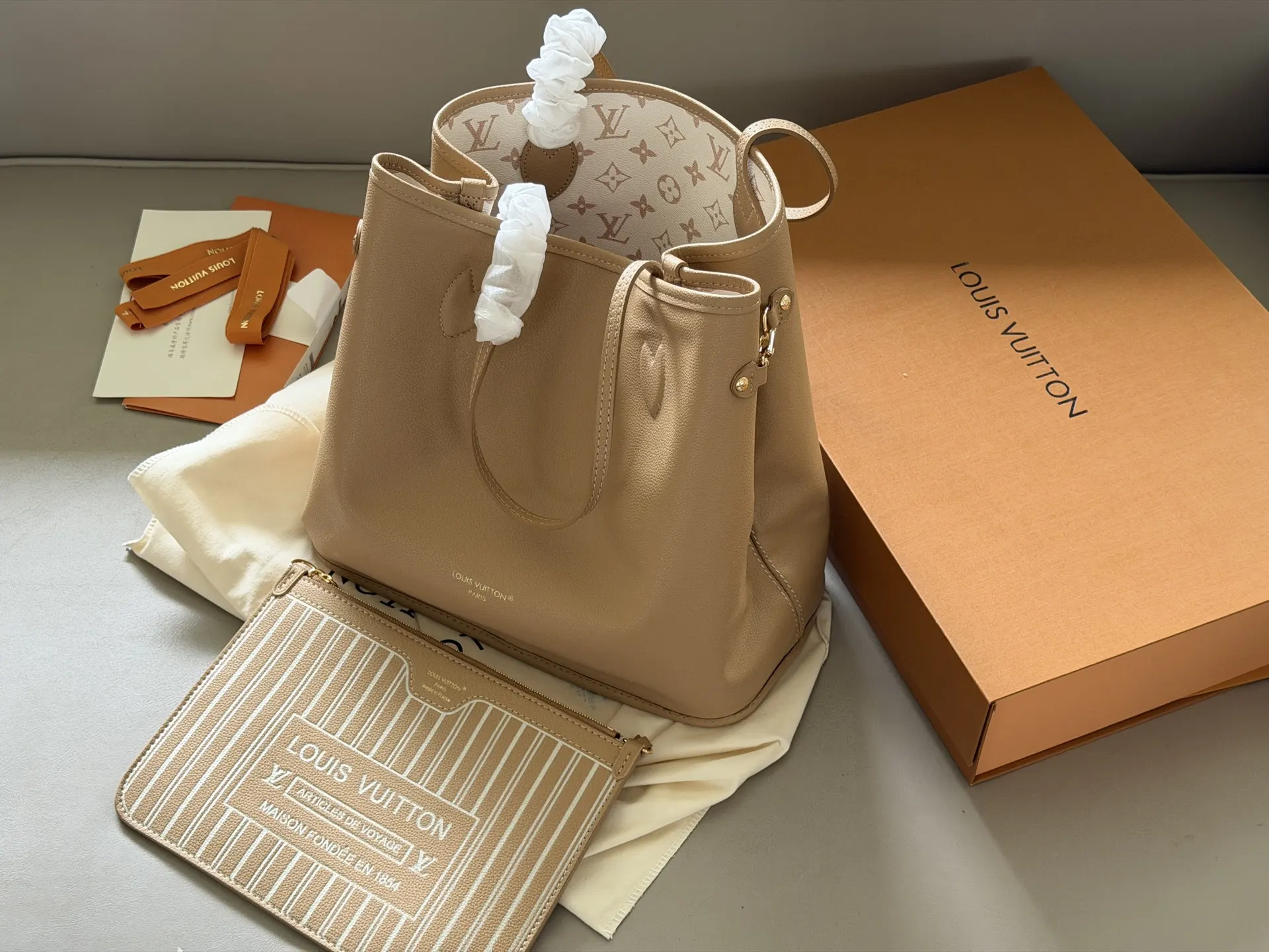 Neverfull MM Monogram Tote Bag D37018042 — view 9