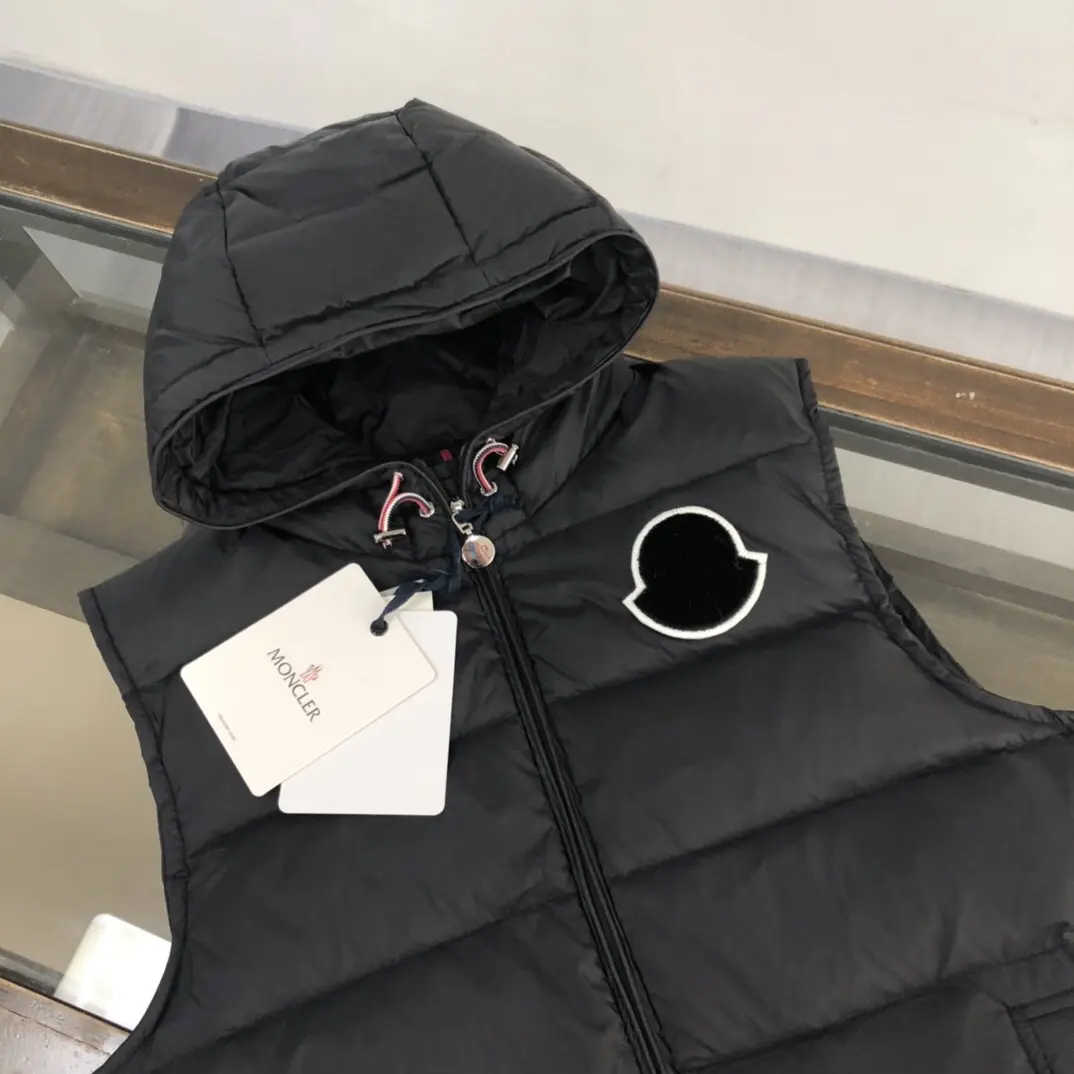 Hooded Down-Filled Gilet D42020867 — view 2