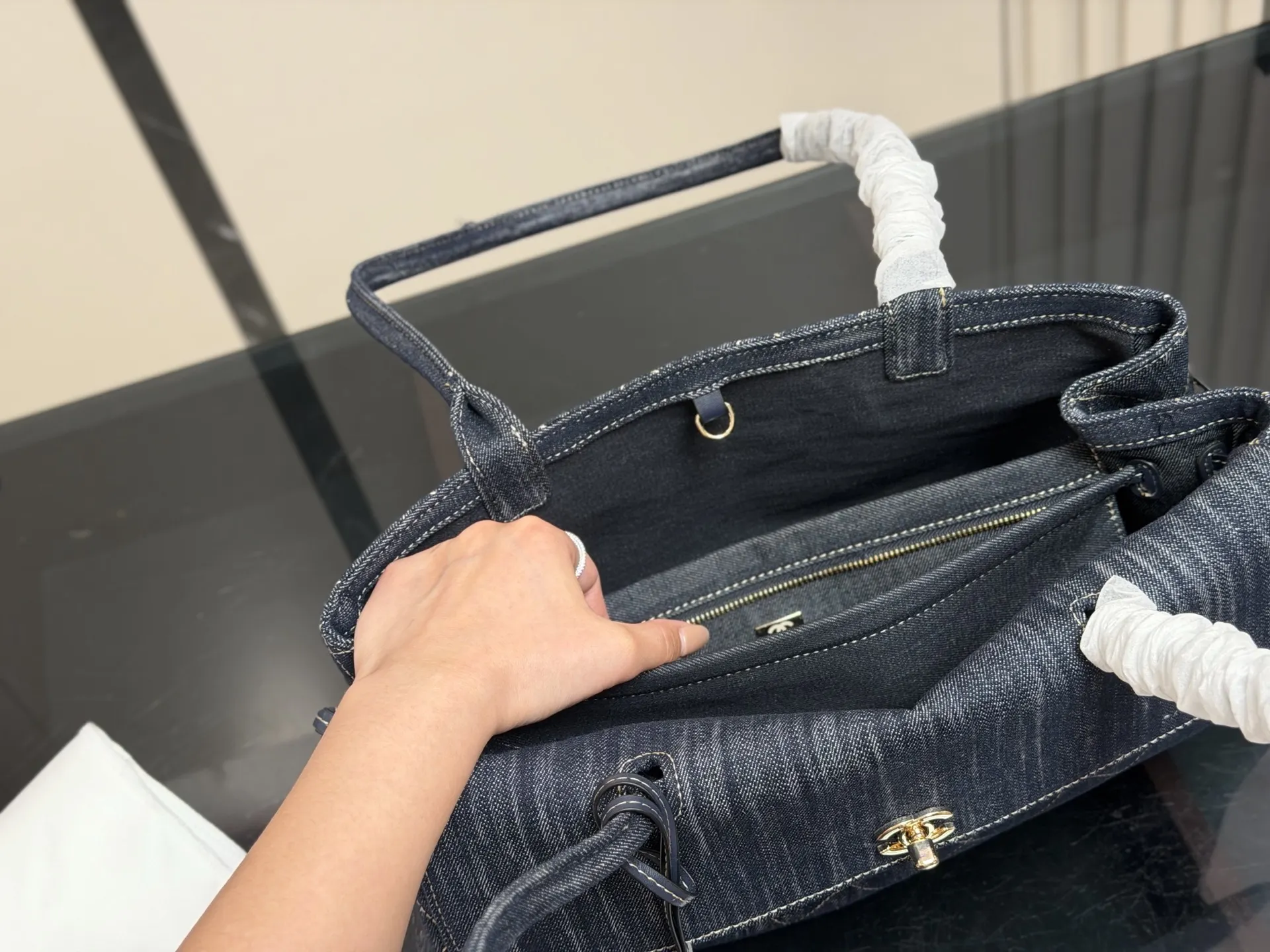 Vintage Cerf Denim Shoulder Bag D42017803 — view 4