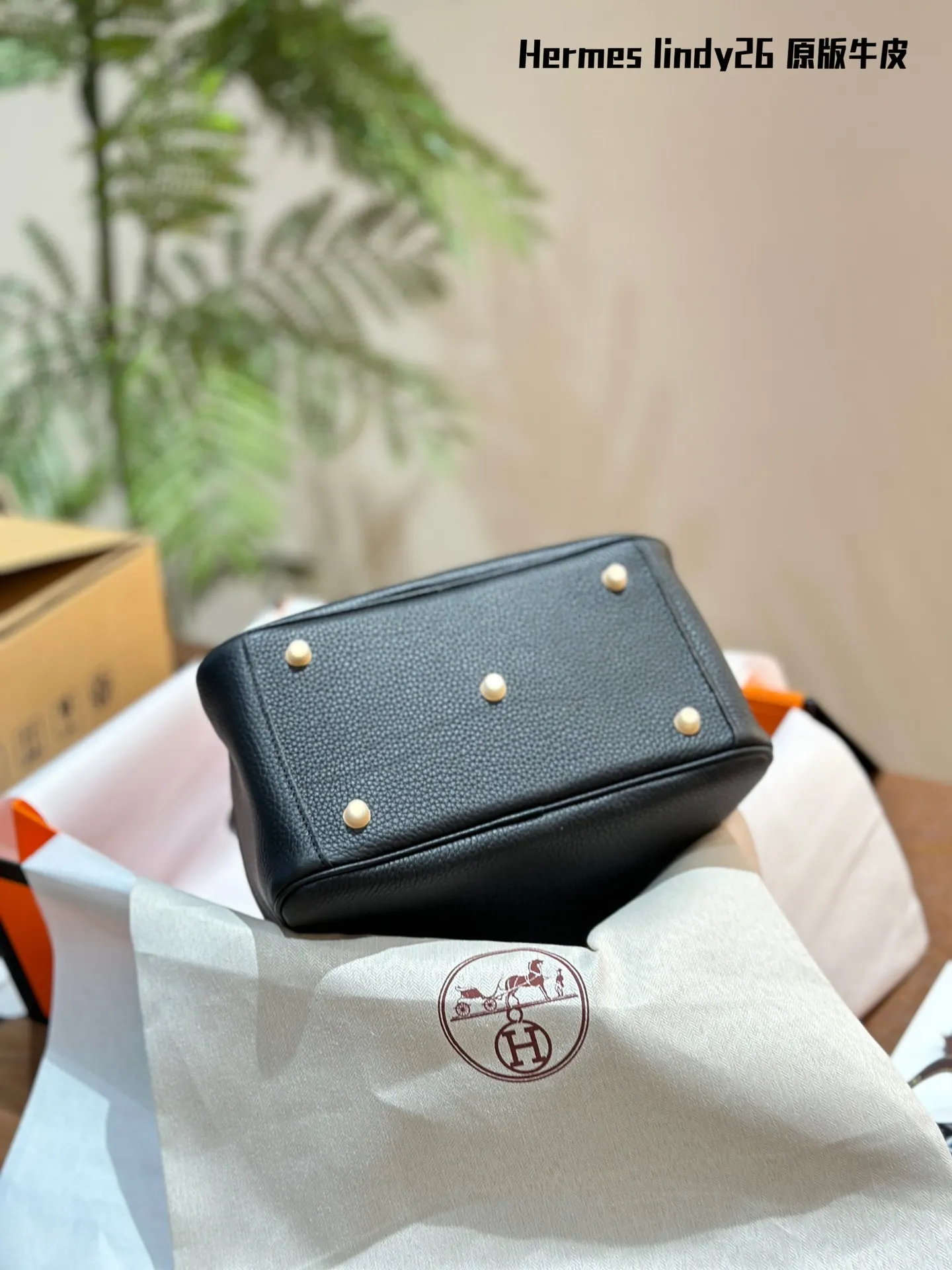 Lindy Grained Leather Top-Handle Bag D43017818 — view 7