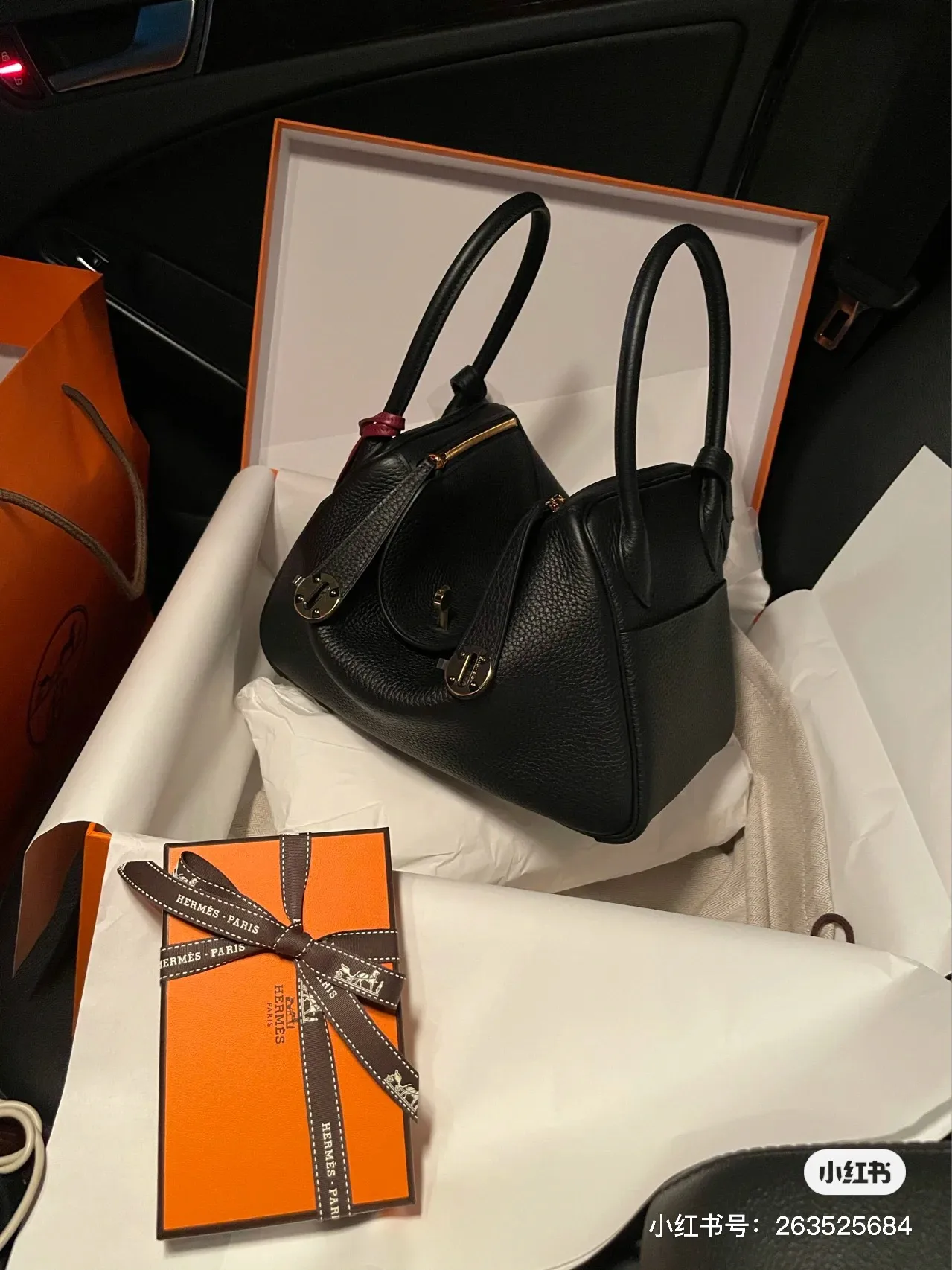 Lindy 26 Grained Leather Top-Handle Bag D43017819