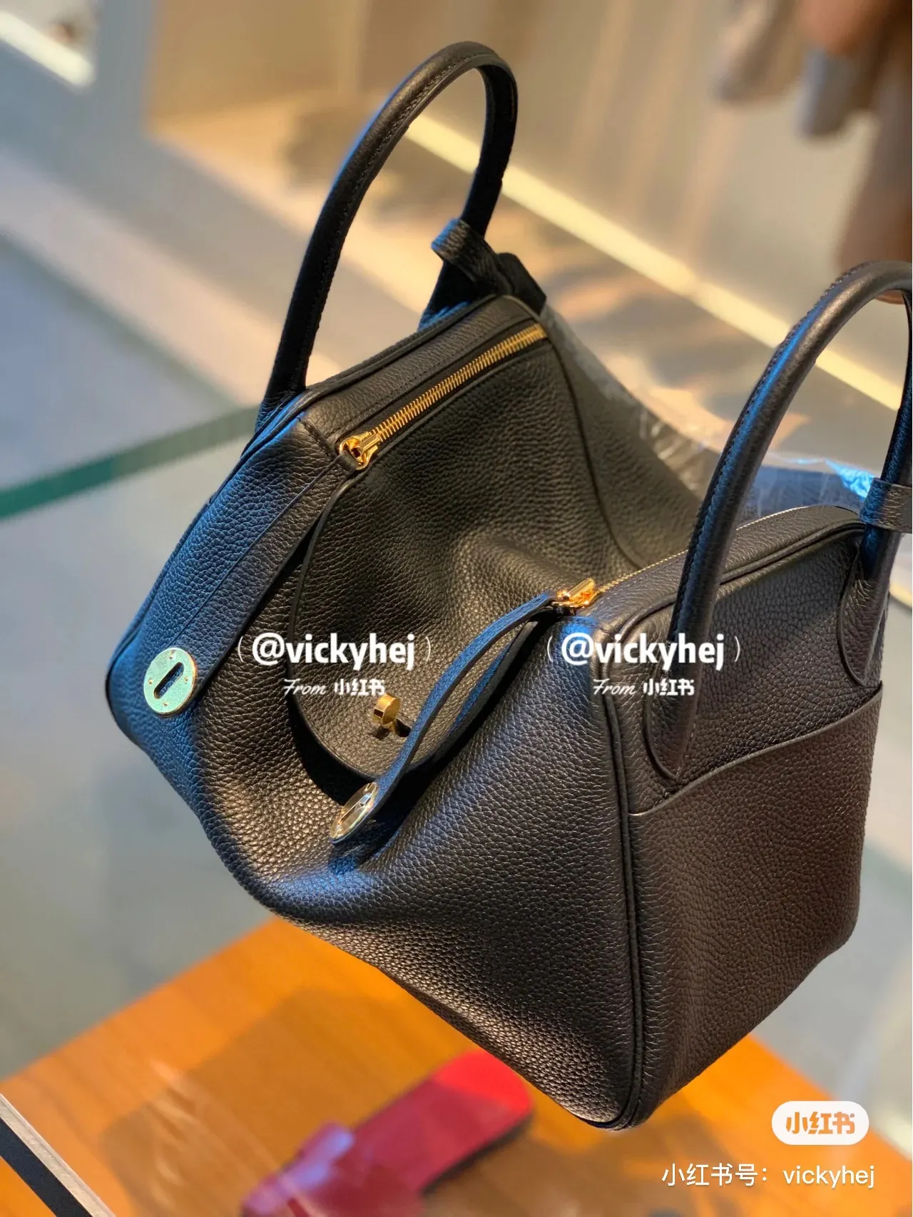 Lindy 26 Grained Leather Top-Handle Bag D43017819 — view 2