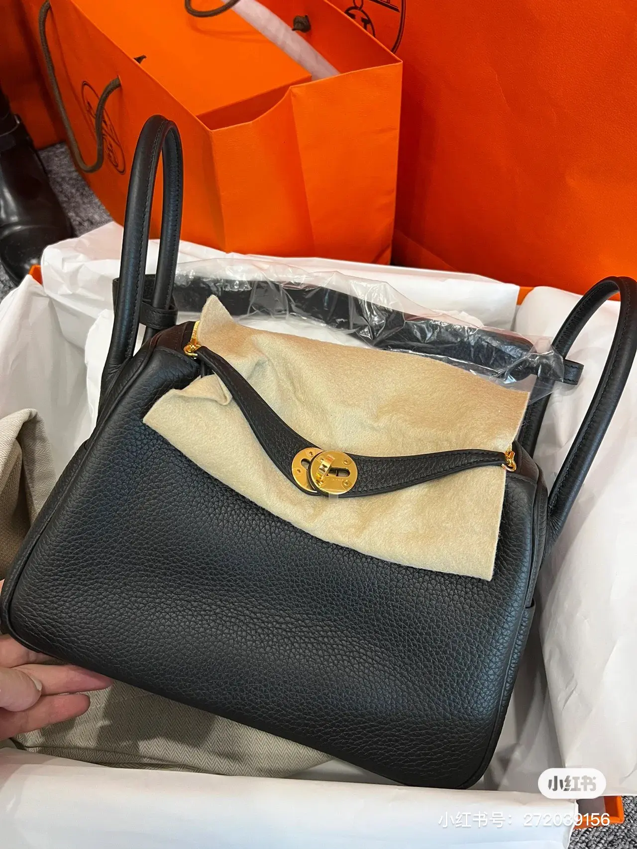 Lindy 26 Grained Leather Top-Handle Bag D43017819 — view 3