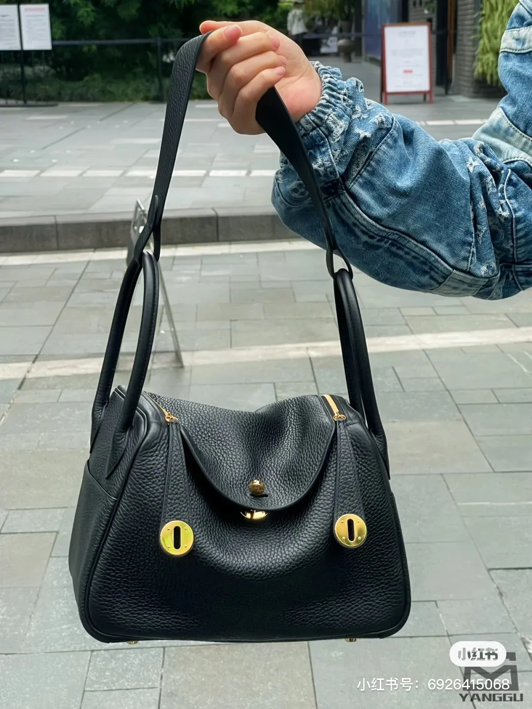 Lindy 26 Grained Leather Top-Handle Bag D43017819 — view 4