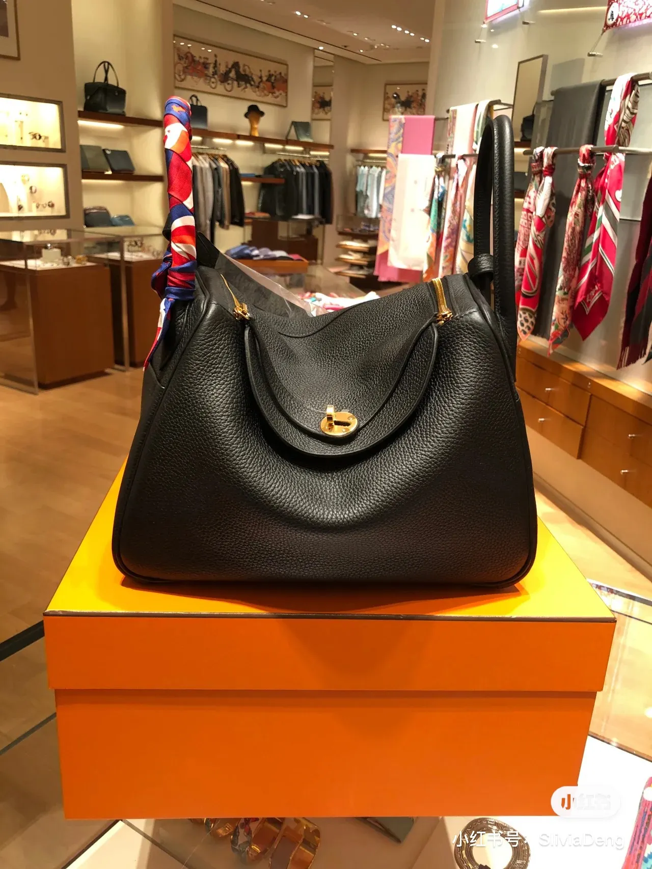 Lindy 26 Grained Leather Top-Handle Bag D43017819 — view 6