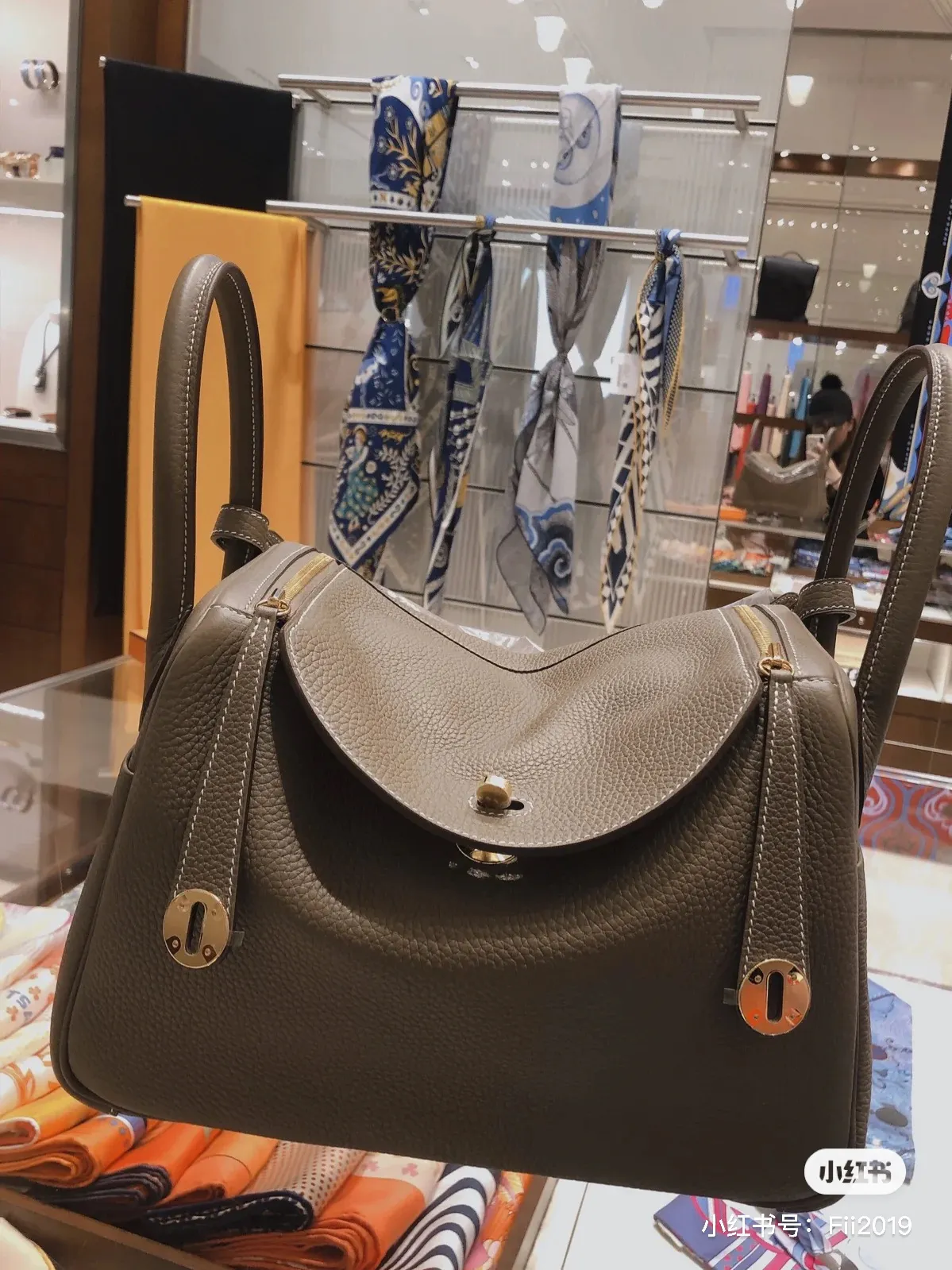 Lindy Top-Handle Bag in Togo Leather D43017817 — view 4