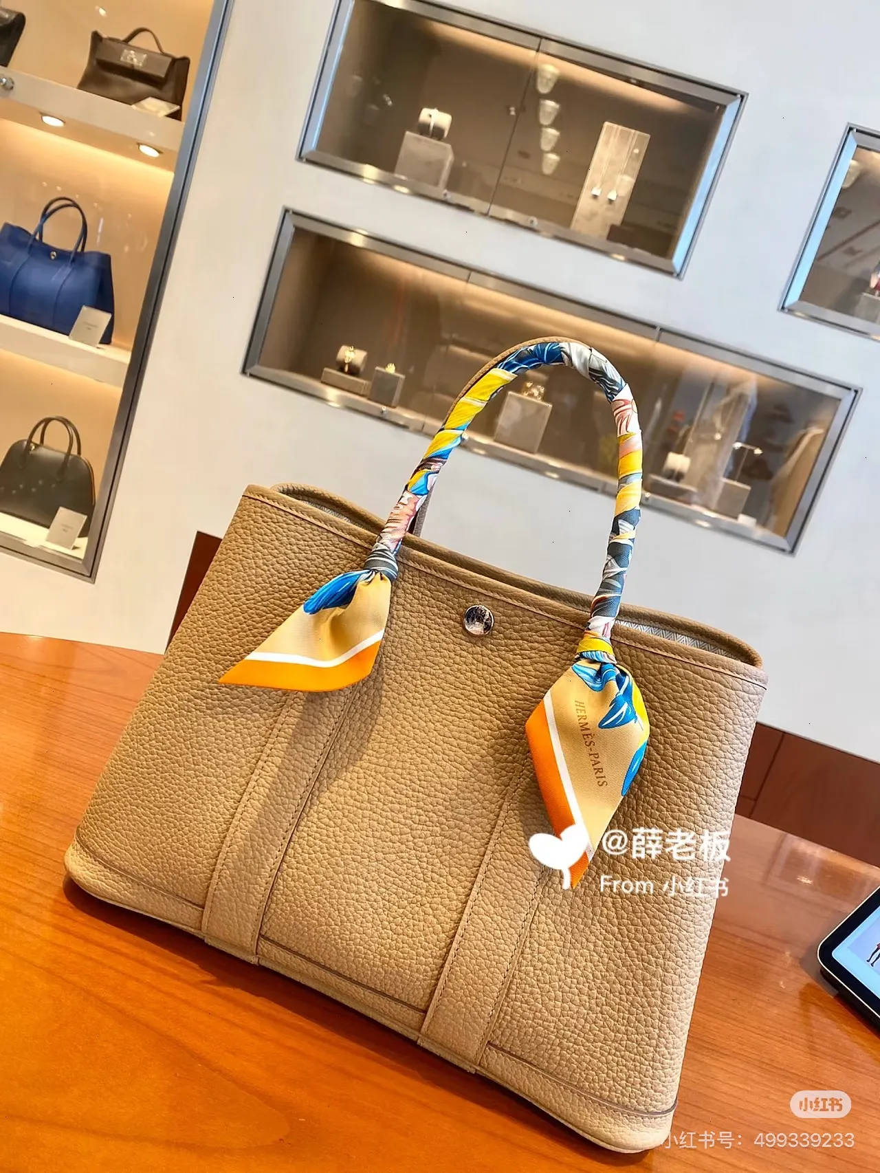 Garden Party 30 Leather Tote Bag D43517824 — view 8