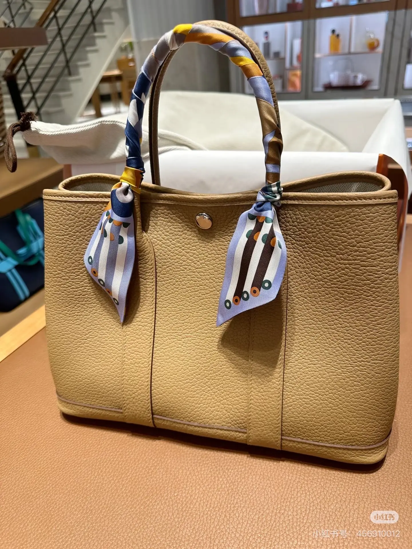 Garden Party 30 Leather Tote Bag D43517824 — view 9