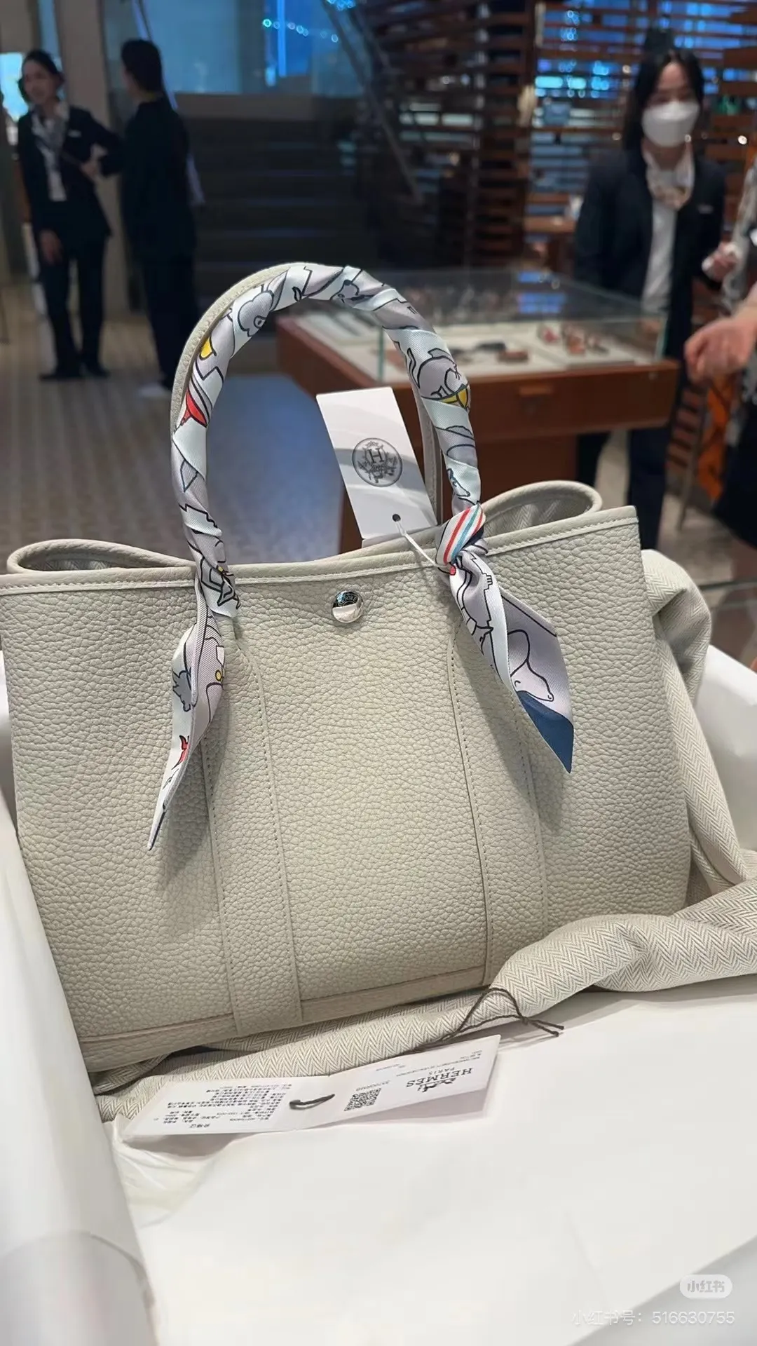 Garden Party 30 Grained Leather Tote Bag D43517825 — view 2