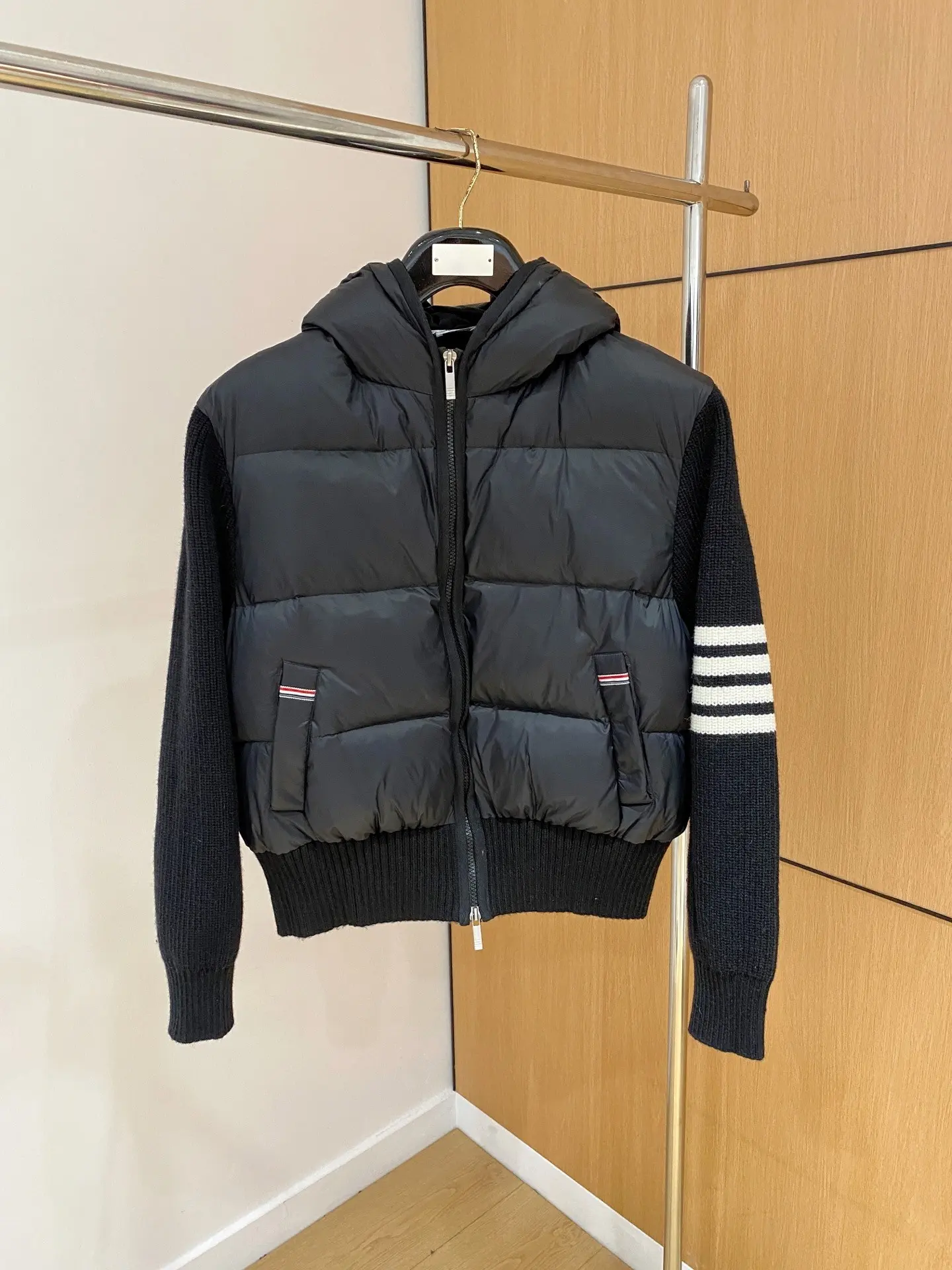 Hybrid Down-Filled Knit Sleeve Puffer Jacket D47020901