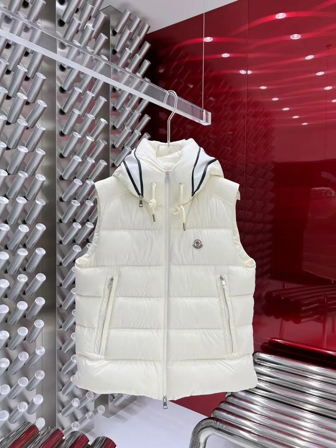 Hooded Down-Filled Puffer Gilet D47020844